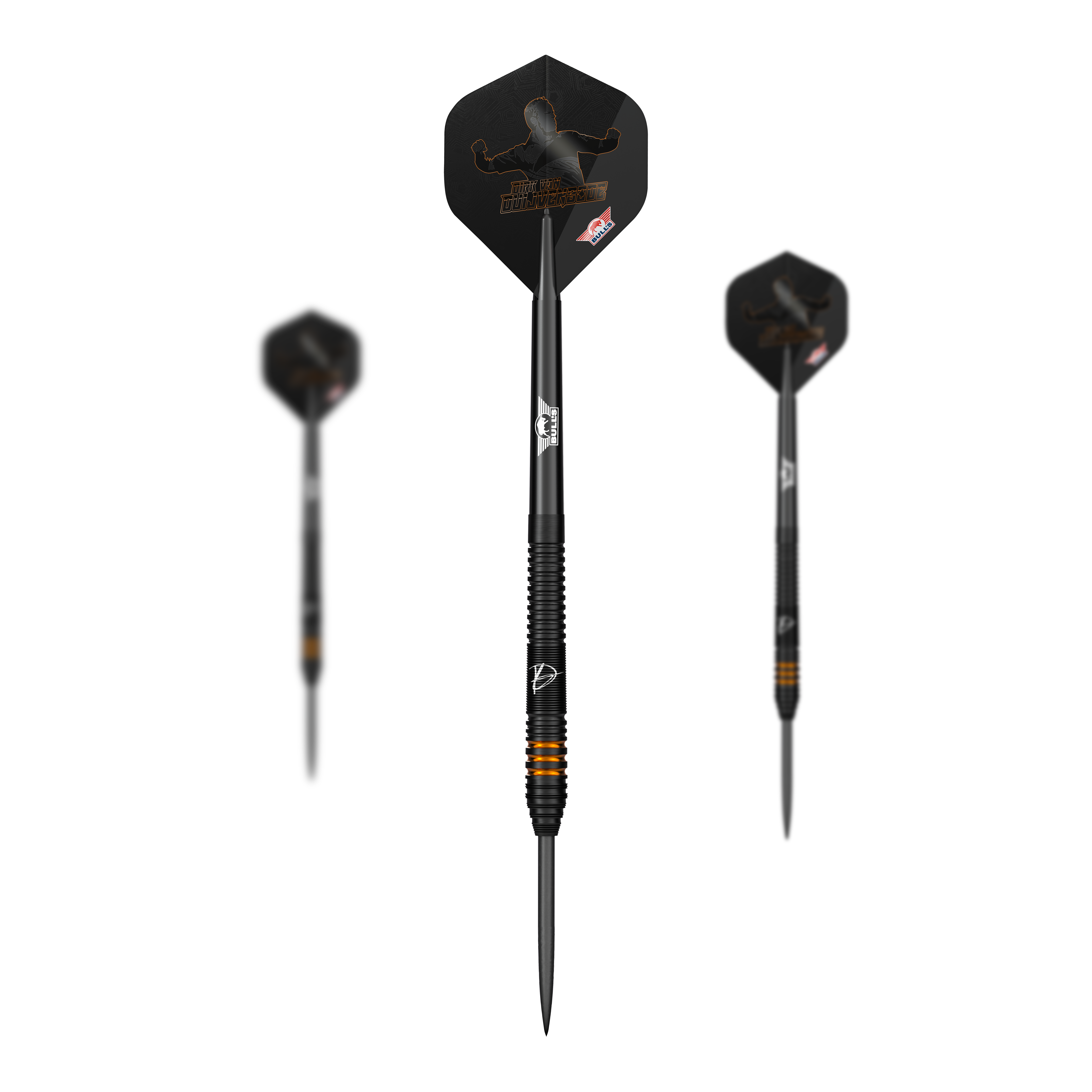 Bulls NL Dirk Van Duijvenbode Edition 2 steel darts Das Bild zeigt drei Steeldarts der Marke "Bulls NL Dirk Van Duijvenbode Edition 2". Die Darts sind schwarz mit orangen Akzenten und besitzen Flights mit einer schwarzen Silhouette.
