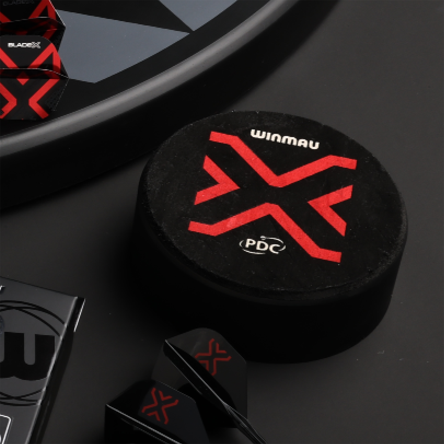 Winmau Dart Dock Blade X dart stand Der Winmau Dart Dock Blade X Dartständer ist auf dem Bild zu sehen. Es handelt sich um einen modernen Dartständer für Dartspieler.