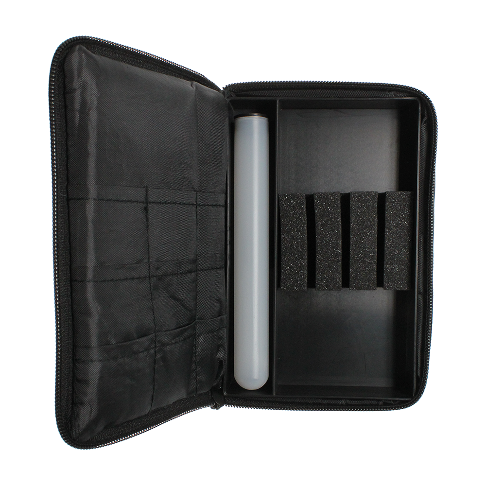 _The_Pak_Dartcase_OPEN_1ffX9CNekAQjcD Das Bild zeigt das Produkt "The Pak Dartcase - Leo Pak", ein schwarzes Etui mit Reißverschluss. Im Inneren befinden sich Fächer für Dartzubehör sowie eine durchsichtige Röhre zur Aufbewahrung.