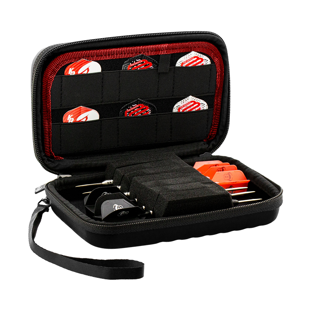 Bull's Orbis XL dart case Das Bild zeigt das Produkt "Bulls Orbis XL Dartcase", ein schwarzes Etui mit Reißverschluss und Trageschlaufe. Im Inneren sind mehrere Darts sowie Ersatzteile ordentlich in Fächern und elastischen Halterungen verstaut.
