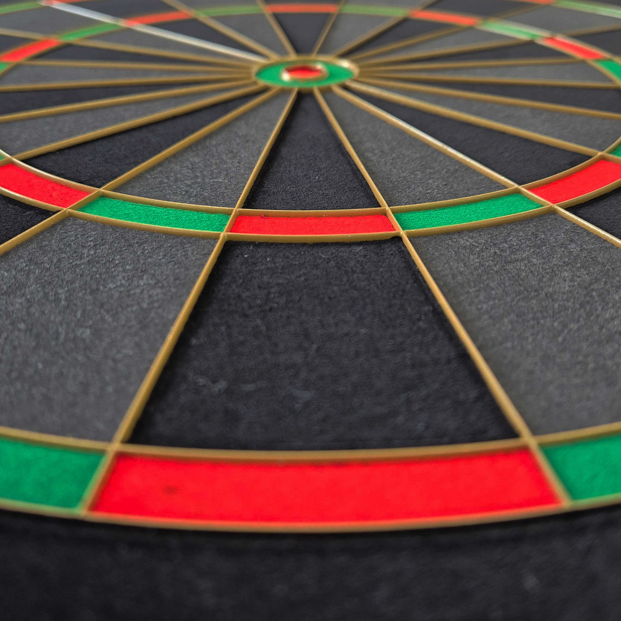 Bulls NL Advantage Black Edition steel dartboard Hier findet sich eine weitere Ansicht des BullsNL Advantage Black Edition Steeldartboards. Das Produkt ist von einer anderen Seite präsentiert.