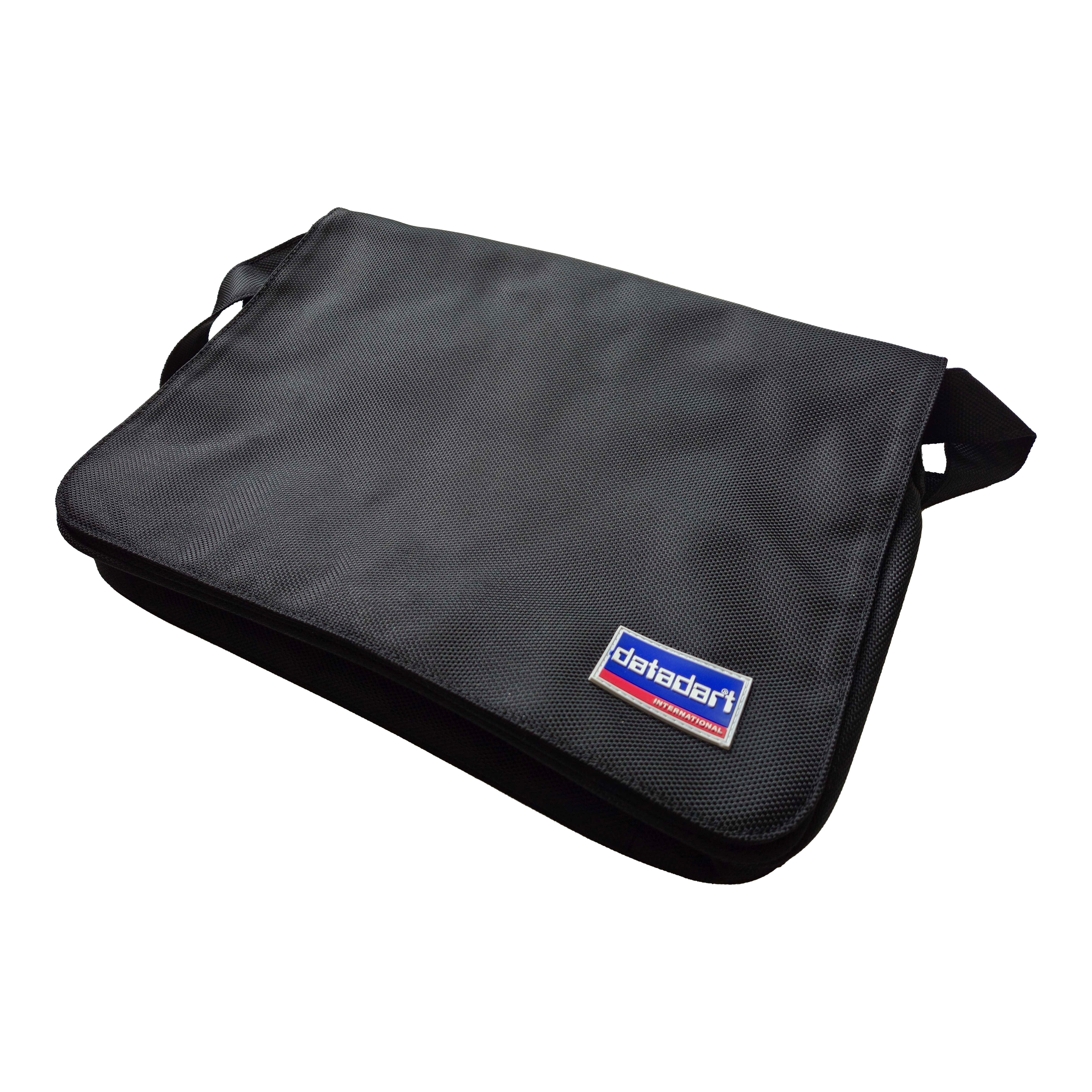 DataDart Team Dart Bag - Black Die Abbildung zeigt die schwarze DataDart Team Darttasche. Auf der Vorderseite befindet sich ein kleines DataDart-Logo.