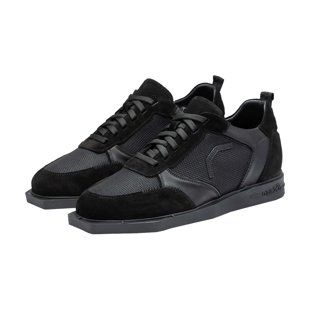 20200007-00_Triple20_Dartschuhe_Textil_Leder_Schwarz_1 Die Abbildung zeigt ein Paar schwarze Triple20 Dartschuhe aus Textil und Leder. Die Schuhe haben eine sportliche Form mit Schnürsenkeln und einer rutschfesten Sohle.