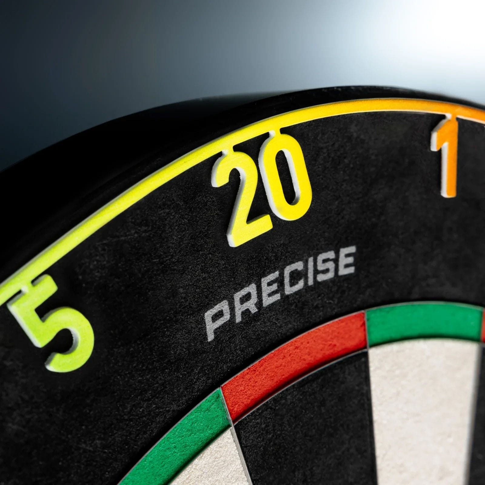 Das Precise 180 Endorphine Steeldartboard mit Nummernring – Spectrum ist im Foto erkennbar. Das Bild hebt das Design und die Farben des Dartboards hervor.