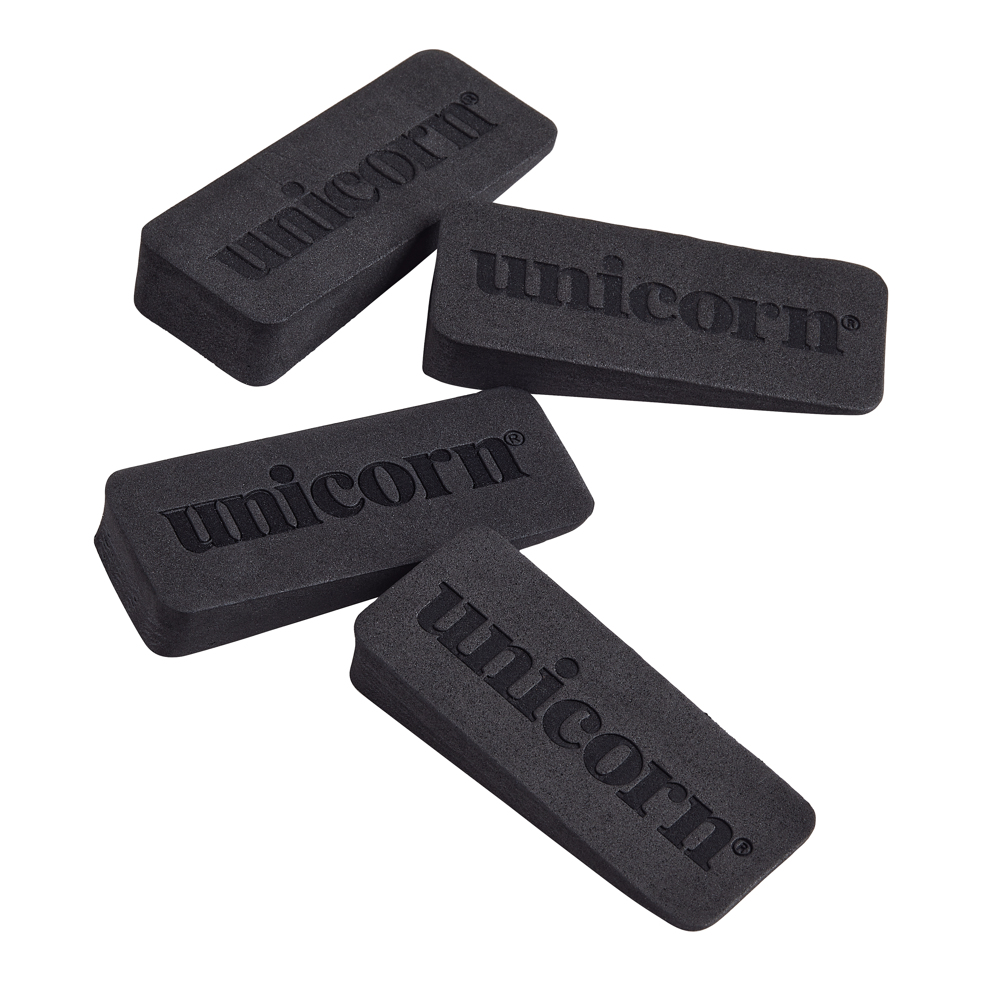 Unicorn dartboard wedges Auf dem Bild sind vier schwarze Keile mit dem Aufdruck "unicorn" zu sehen. Es handelt sich um Dartboard-Wedges, die zum Ausgleichen und Befestigen einer Dartscheibe verwendet werden.