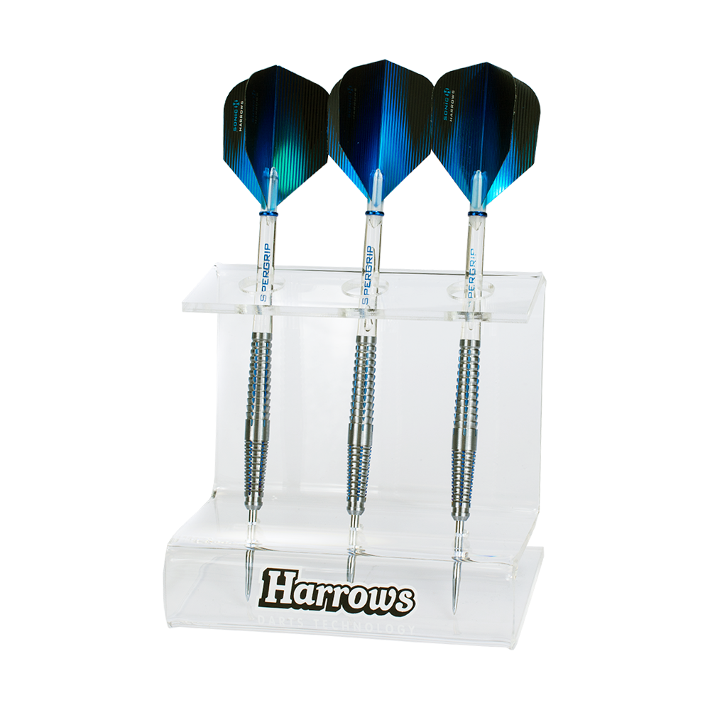 Harrows_Darts_Display_Dartst-nder_3er Das Bild zeigt den Harrows Darts Display Dartständer mit drei aufrecht stehenden Darts. Der Ständer ist aus transparentem Material und trägt das Harrows-Logo auf der Vorderseite.