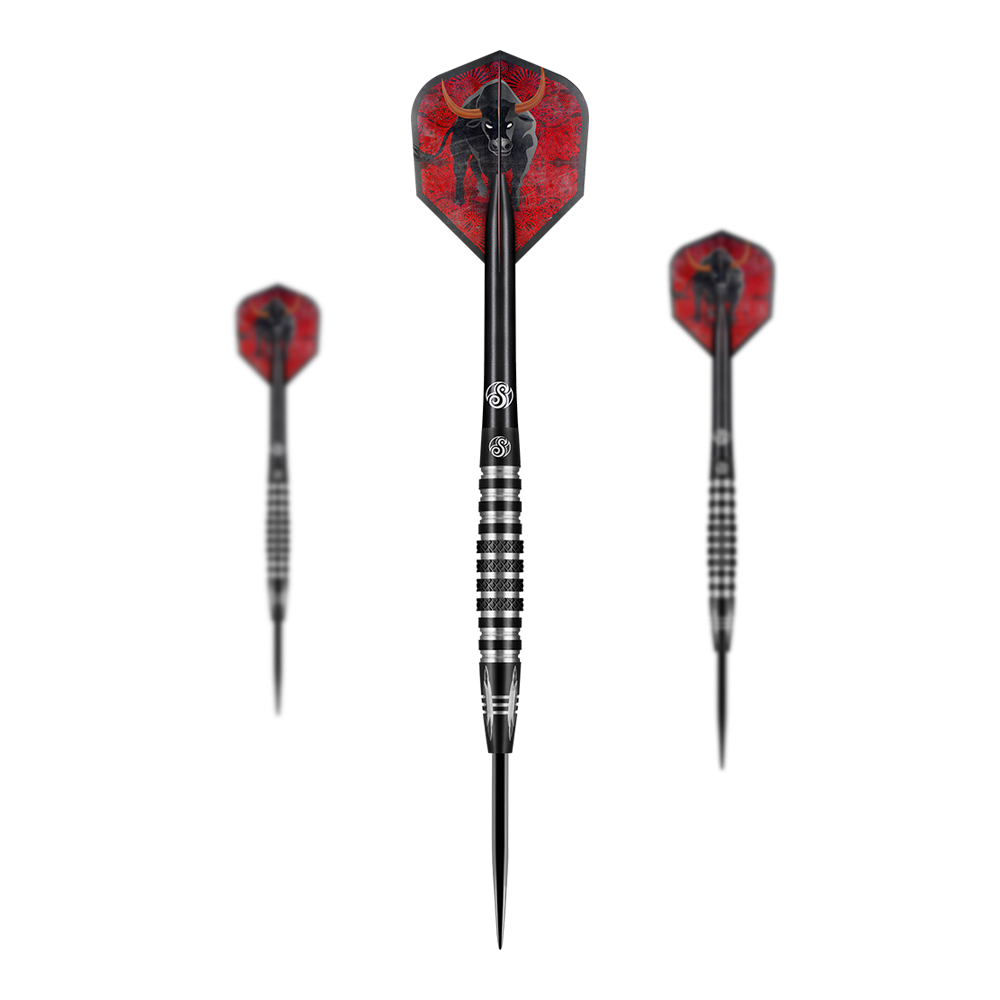 Shot Americana The Wrangler steel darts Das Bild zeigt drei Steeldarts des Produkts „Shot Americana The Wrangler“. Die Flights der Darts sind rot und mit einem schwarzen Stiermotiv verziert.