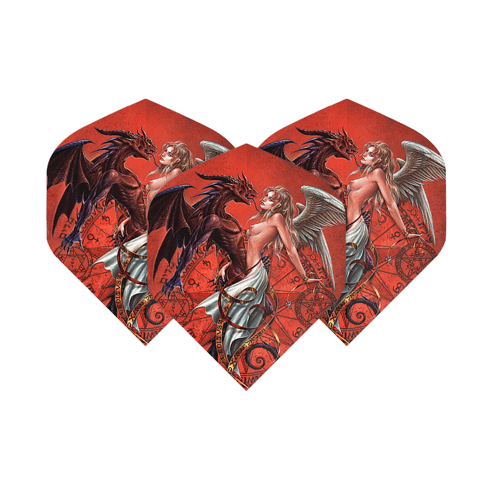 Alchemy Chemical Wedding No2 Standard Flights Das Bild zeigt drei Dartflights mit einem roten Hintergrund und einem fantasievollen Motiv. Auf den Flights sind ein weiblicher Engel und ein Drache abgebildet, die sich gegenüberstehen.