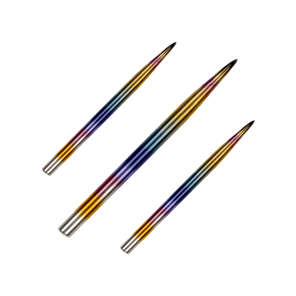 BU57615_BullsNL_Rainbow_Steeldartspitzen_38mm_1 Das Bild zeigt drei bunte Steeldartspitzen, die nebeneinander liegen. Die Spitzen schimmern in verschiedenen Regenbogenfarben auf einem passenden Hintergrund.