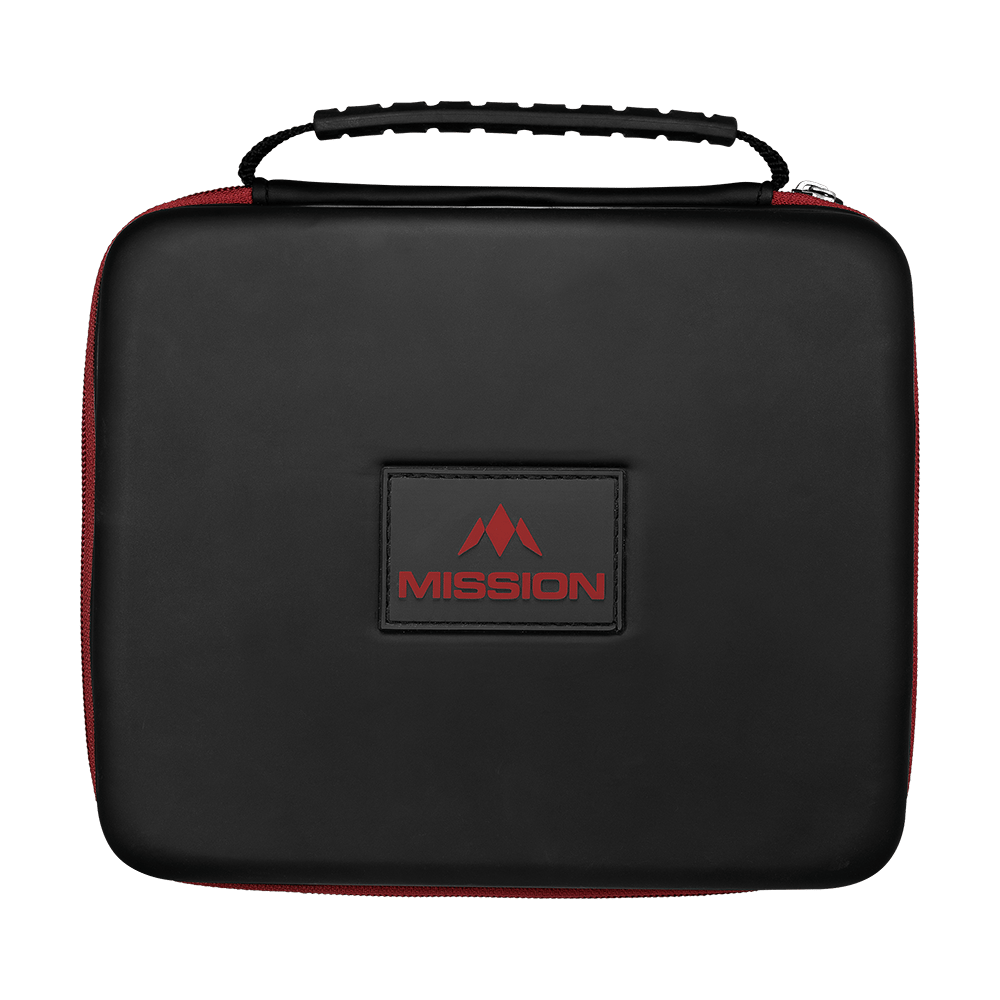 Mission Luxor Dart Wallet Die Abbildung zeigt eine schwarze Tasche mit einem Henkel und rotem Reißverschluss. Auf der Vorderseite befindet sich ein rechteckiges Logo mit der Aufschrift „MISSION“ in Rot.