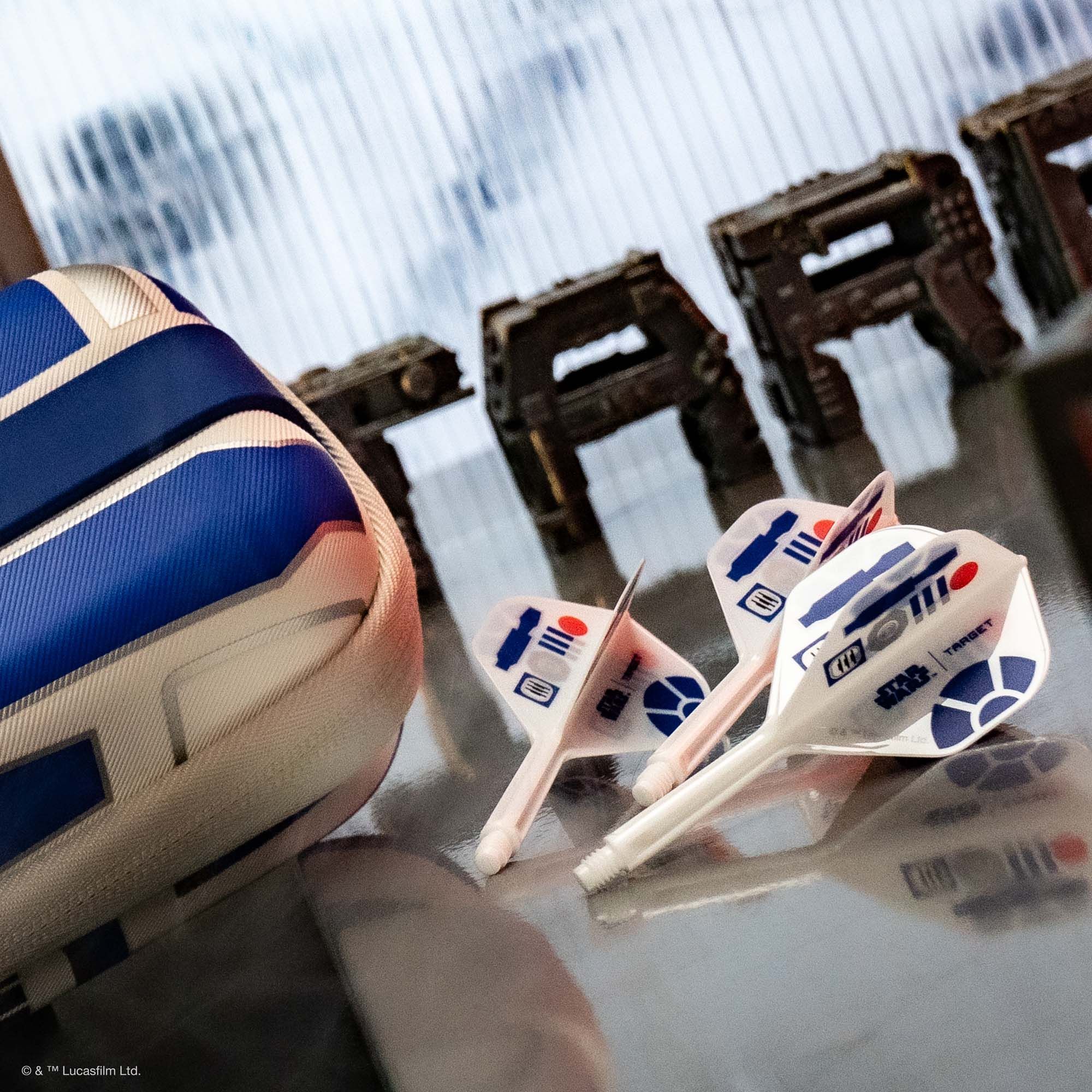 Target Star Wars K-Flex R2D2 No2 Standard Flights Abgebildet sind die Target Star Wars K-Flex R2D2 No6 Flights. Diese Flights sind im Stil von R2D2 aus Star Wars gestaltet.