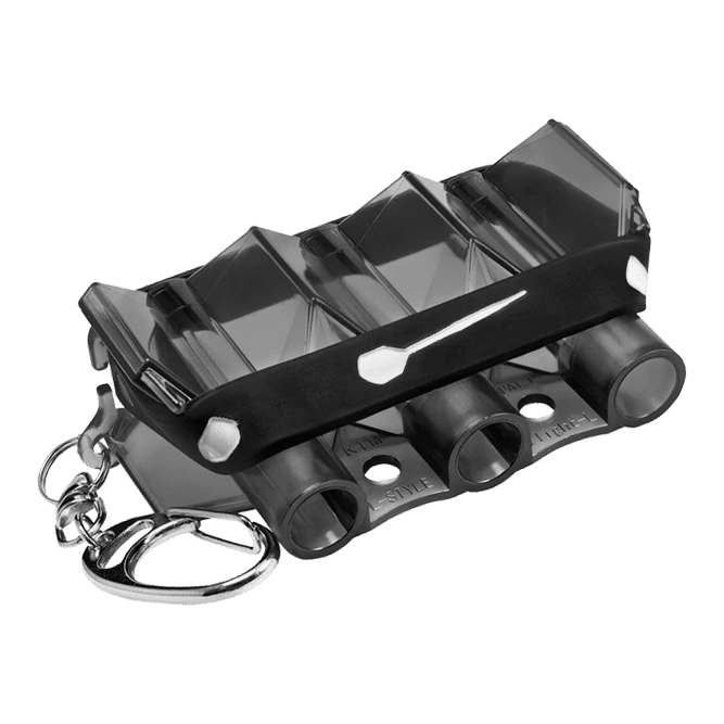 L-Style Krystal Flight Case - Clear Black Das Bild zeigt das Produkt "L-Style Krystal Flight Case" in transparenter schwarzer Farbe. Es handelt sich um ein kompaktes Etui mit Schlüsselanhänger zur Aufbewahrung von Dart-Flights.