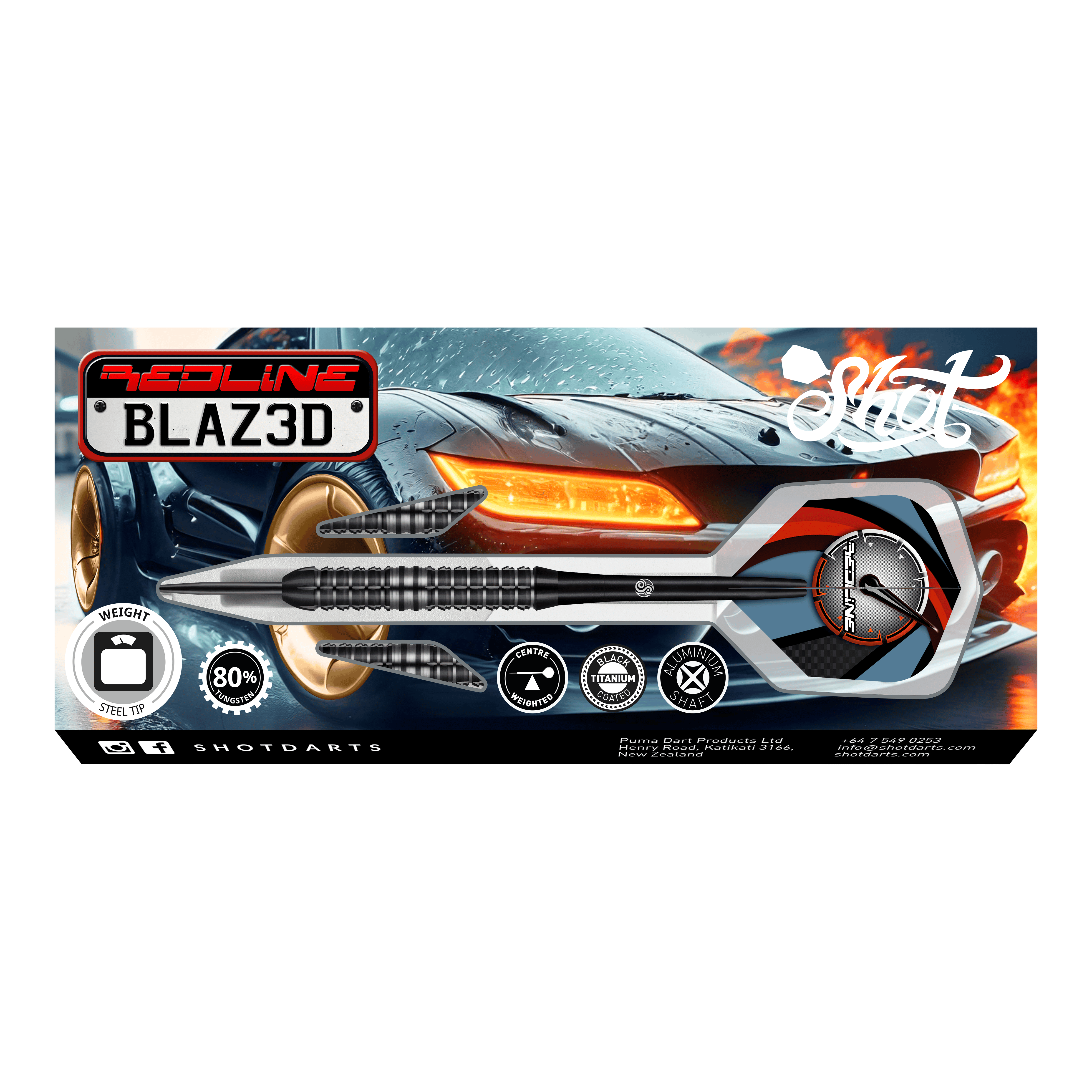 Shot Redline Blazed Steel Darts Das Bild zeigt die Verpackung der "Shot Redline Blazed Steeldarts" vor einem sportlichen Auto mit leuchtenden Scheinwerfern. Auf der Verpackung sind die Darts sowie verschiedene Produktsymbole und Informationen sichtbar.
