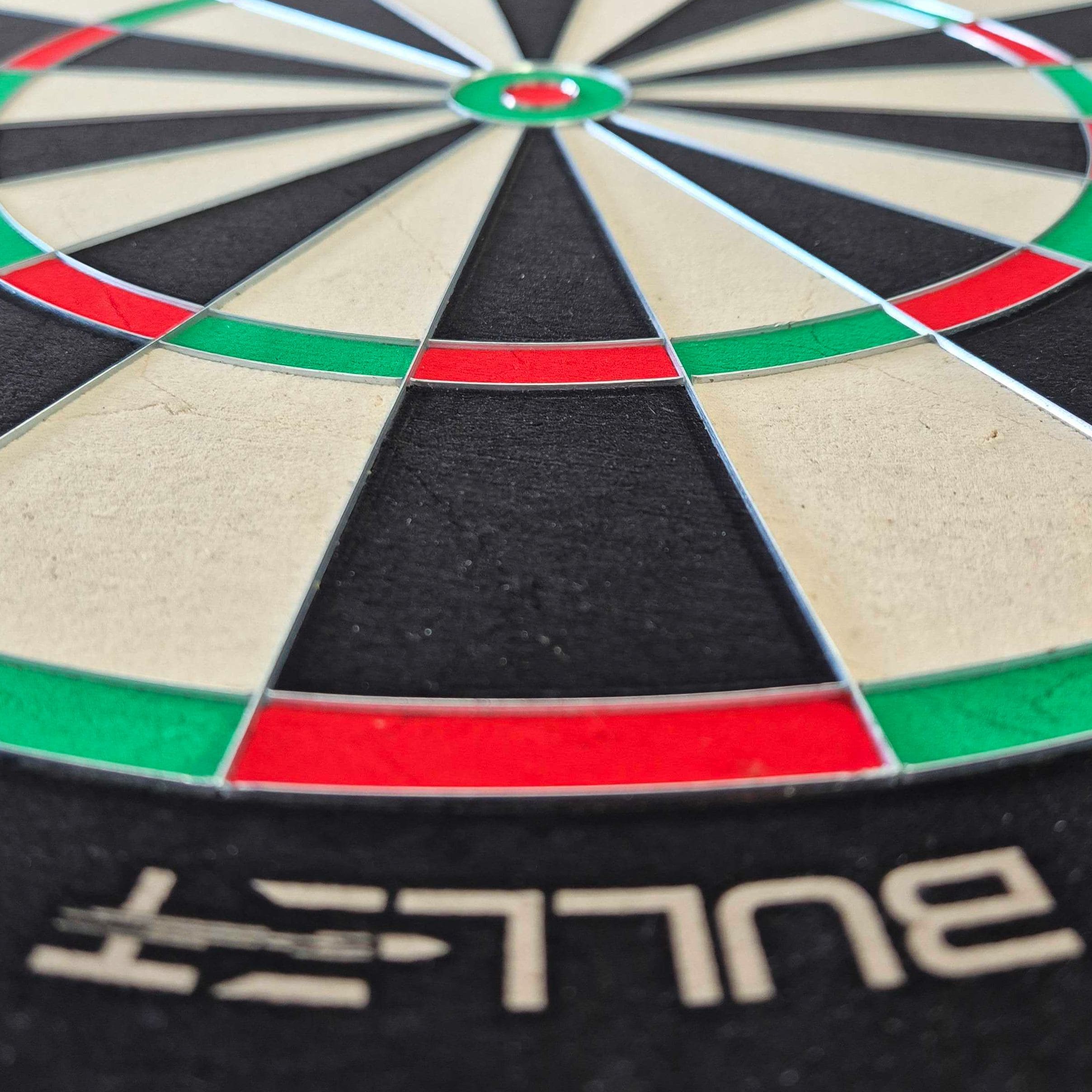 Bullet Apex steel dartboard Hier sieht man das Bullet Apex Steeldartboard. Das Produkt wird von der Seite präsentiert.