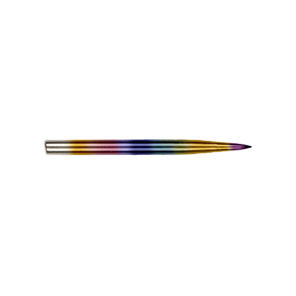 BU57613_BullsNL_Rainbow_Steeldartspitzen_32mm_2 Auf dem Bild ist eine bunte Dartspitze aus Metall zu sehen. Die Spitze hat einen Regenbogeneffekt und ist an einem Ende angespitzt.
