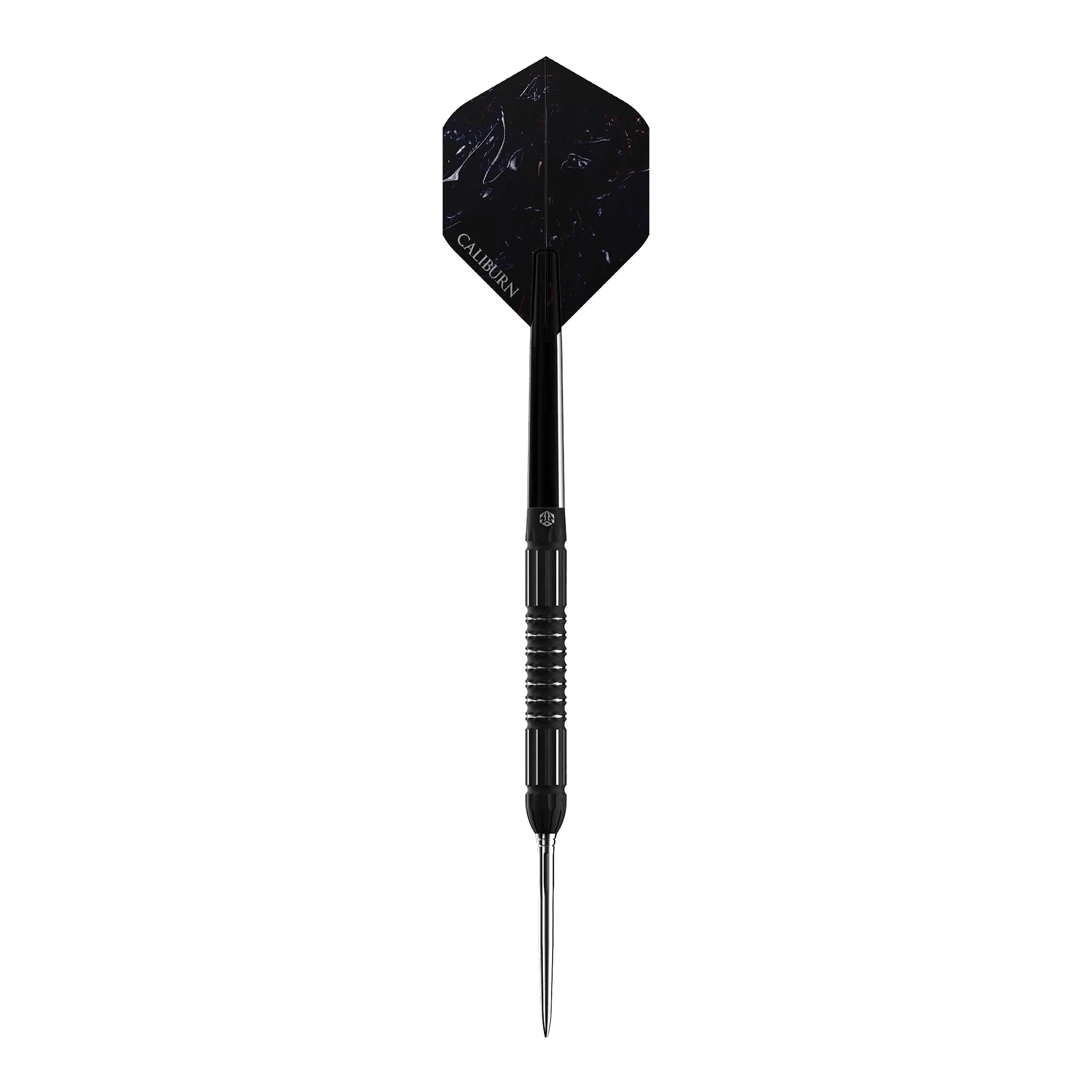 Caliburn Sword S2 steel darts Das Bild zeigt einen Caliburn Sword S2 Steeldart. Der Dart ist schlank und schwarz mit einer spitzen Metallspitze und dunklem Flight.