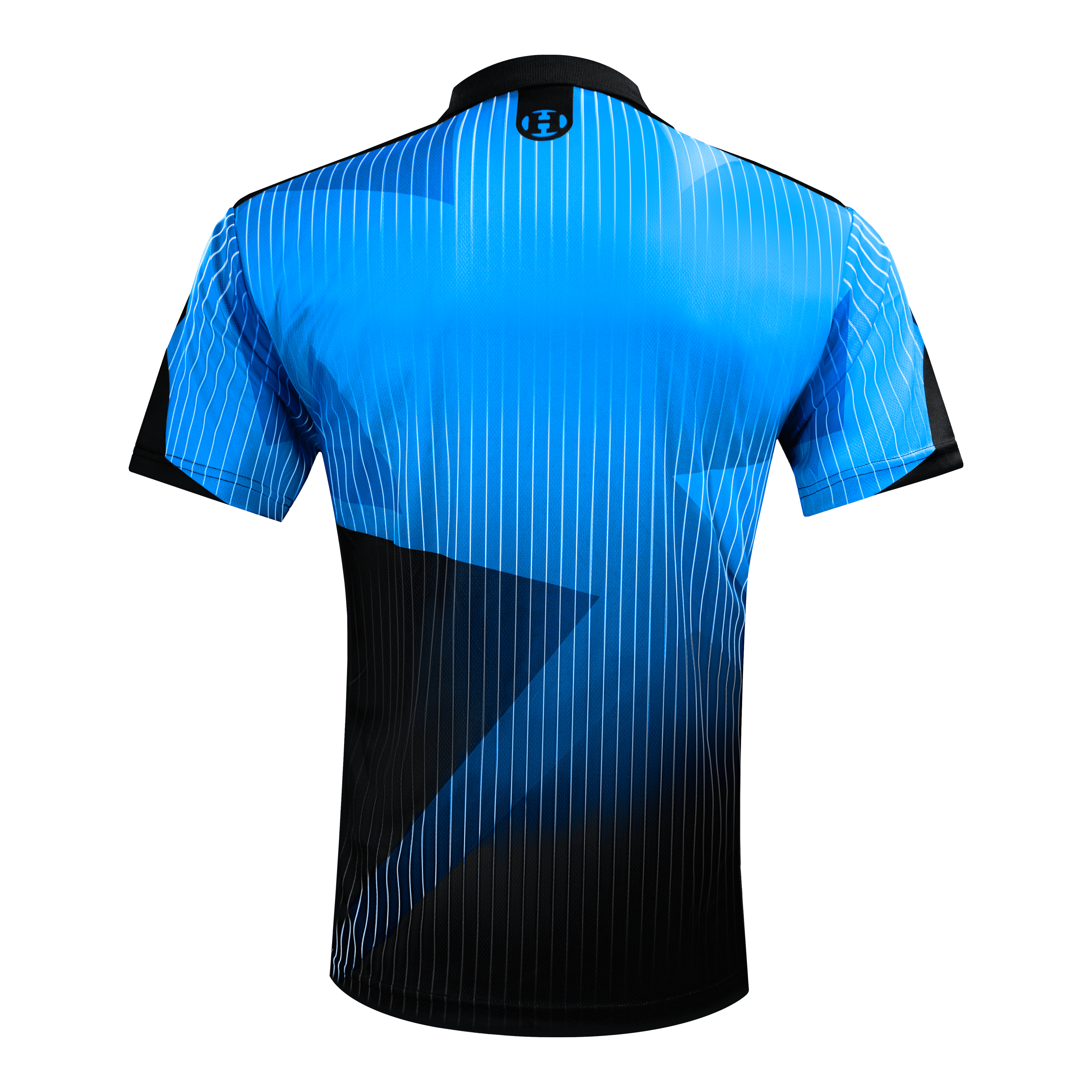 Harrows Shard Dartshirt - Blau Das Bild zeigt ein blaues Dartshirt mit schwarzen Akzenten und feinen weißen Streifen. Auf der Rückseite befindet sich oben ein kleines Harrows-Logo am Kragen.