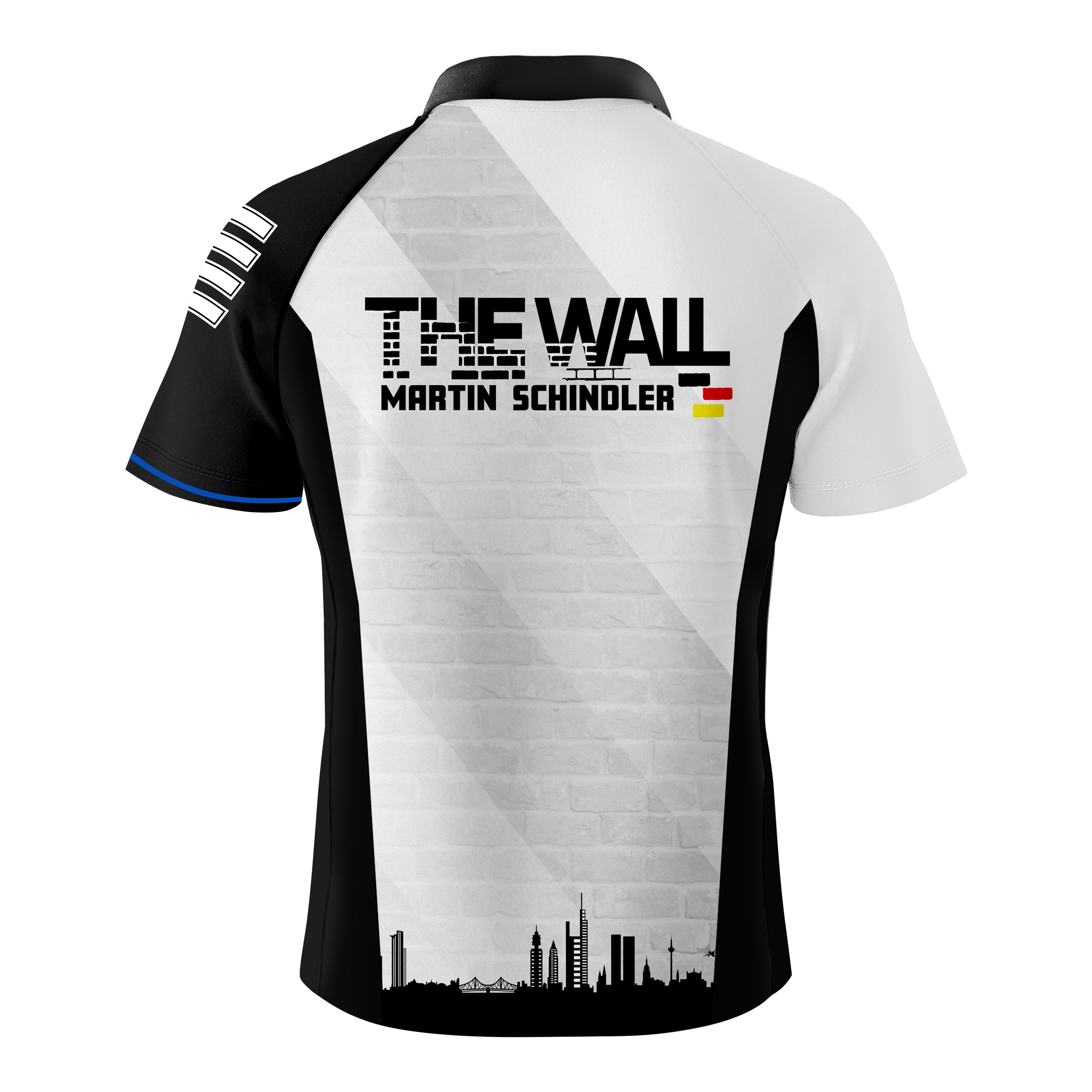 Bulls Martin Schindler The Wall dart shirt Das Bild zeigt das "Bulls Martin Schindler The Wall Dartshirt" von hinten. Auf dem Shirt steht "THE WALL MARTIN SCHINDLER" mit einer kleinen Deutschlandflagge und einer Stadtsilhouette darunter.