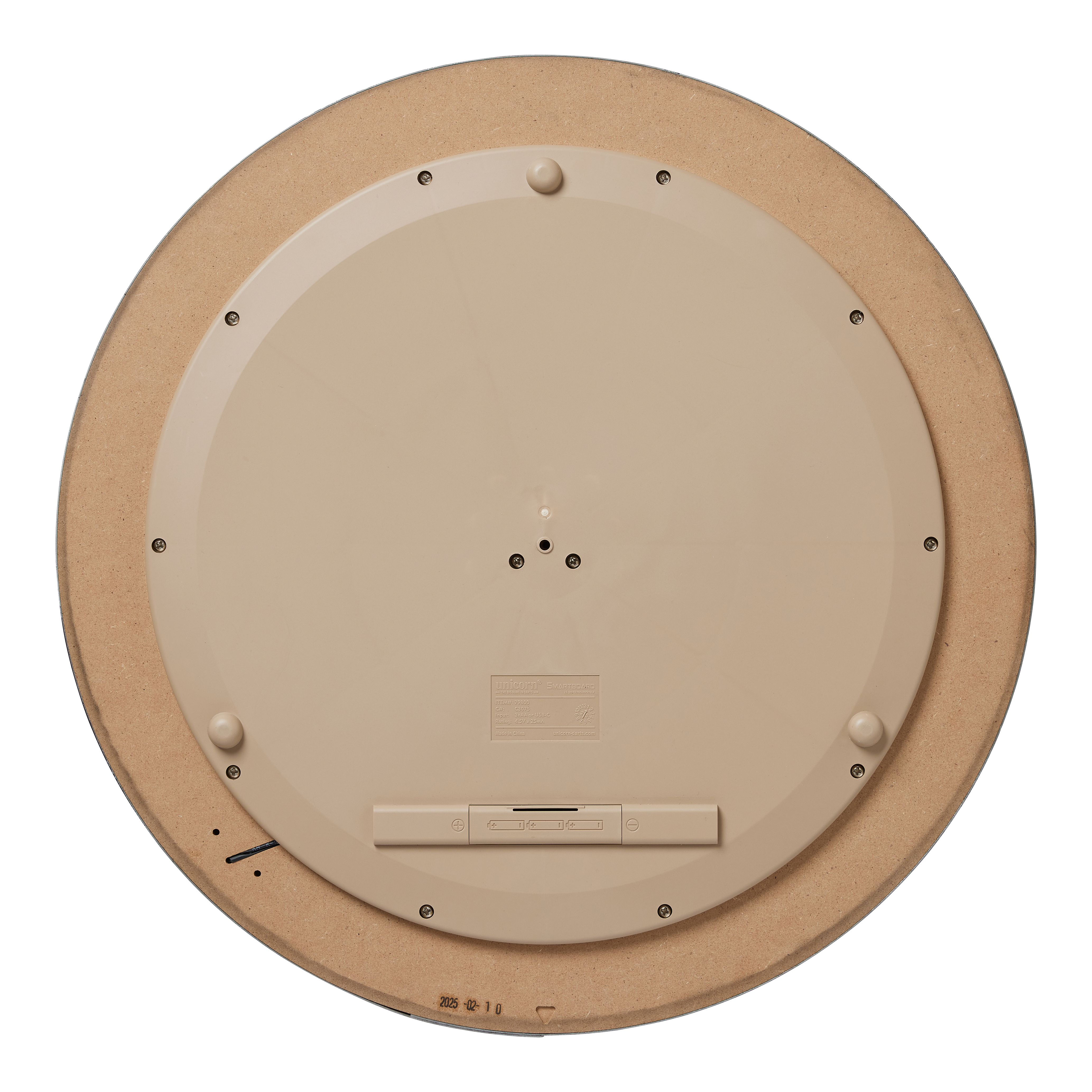 Dies ist die Rückseite des Unicorn Eclipse Smartboard Steeldartboards. Sie zeigt eine kreisförmige, beige Kunststoffabdeckung mit mehreren Schrauben und einem Batteriefach.