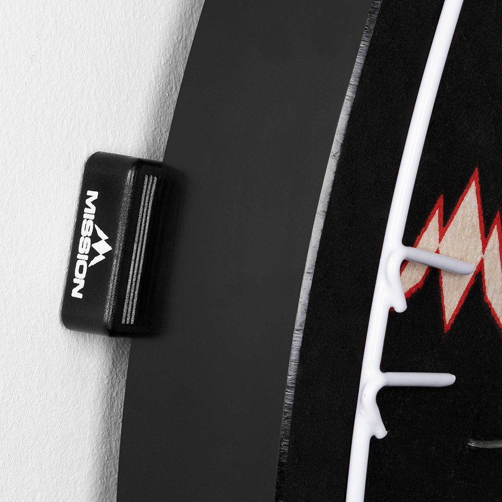 Mission Dartboard Wedges Spacers (Set of 8) Das Bild zeigt einen Abstandshalter der Marke Mission, der an einem Dartboard befestigt ist. Der Abstandshalter sorgt dafür, dass das Dartboard gleichmäßig von der Wand absteht.
