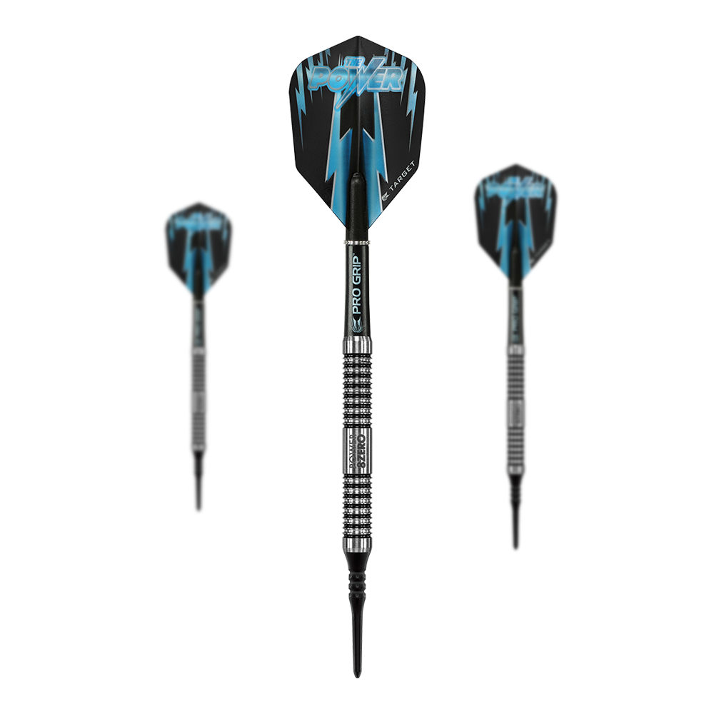 Target Phil Taylor Power 8zero Softdarts Das Bild zeigt drei Softdarts der Marke "Target Phil Taylor Power 8zero". Die Darts haben schwarze Flights mit blauen Blitzen und silberne Griffe.