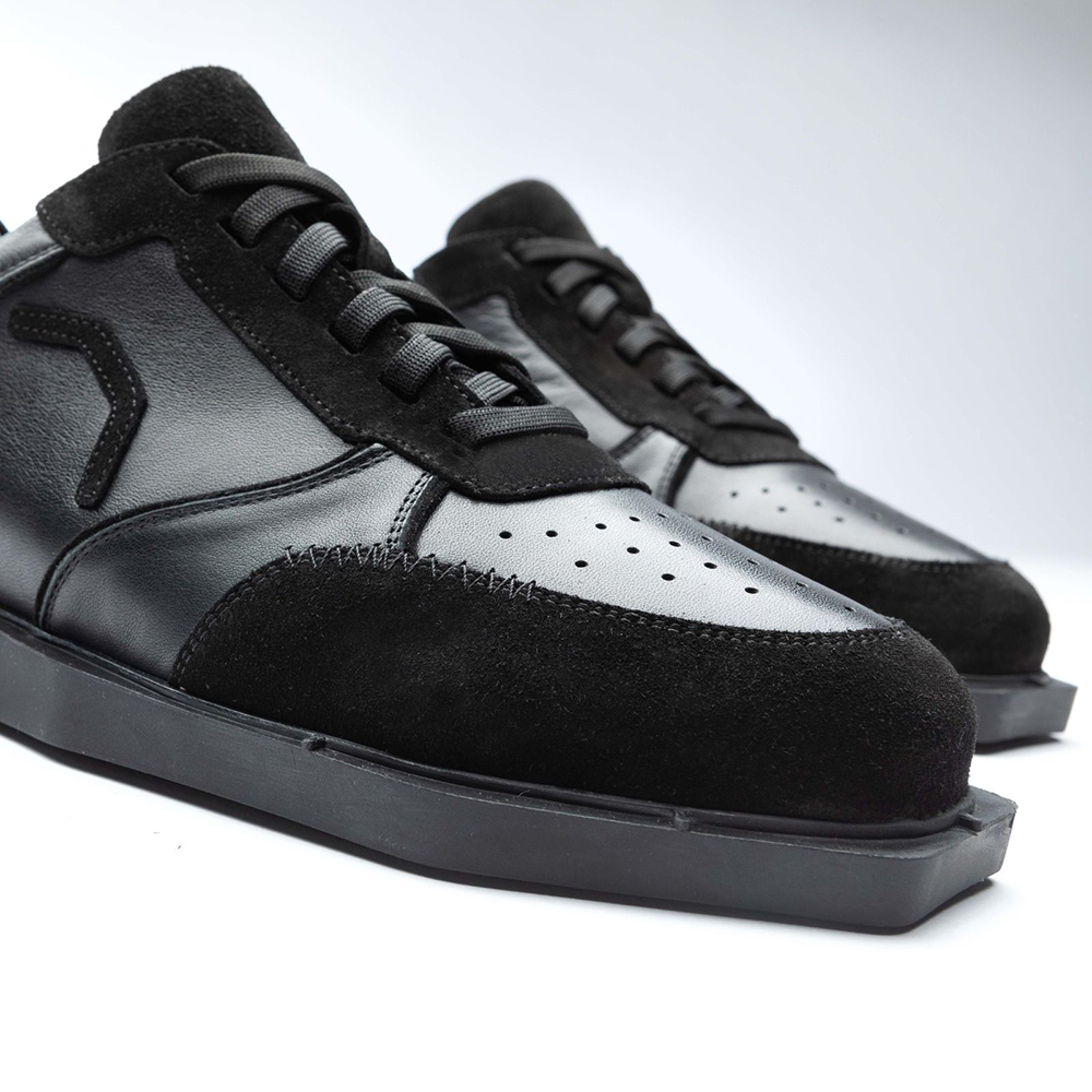 20100006-00_Triple20_Dartschuhe_Leder_Schwarz_4 Auf dem Bild sind schwarze Lederschuhe namens "Triple20 Dartschuhe Leder - Schwarz" zu sehen. Die Schuhe haben eine sportliche Form und bestehen aus einer Kombination von Glattleder und Wildleder.