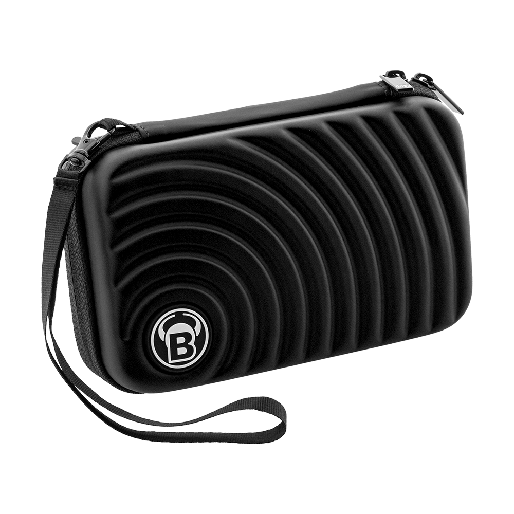 66381_Bulls_Orbis_XL_Dartcase_Black_1ahZ83jkLetnCI Die Abbildung zeigt das Produkt "Bulls Orbis XL Dartcase". Das Etui ist schwarz, hat ein wellenförmiges Design und einen Tragegurt.