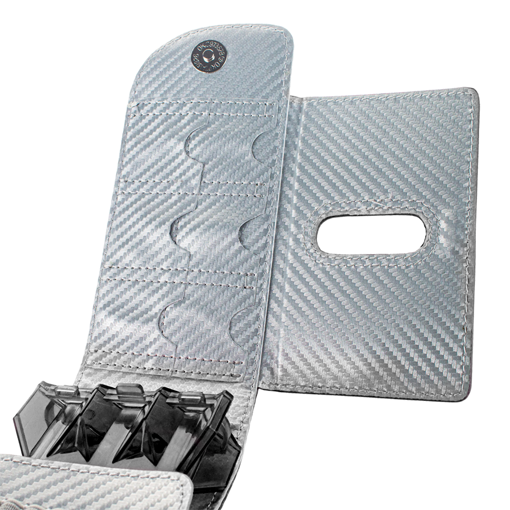 66345_Bulls_SECC_Dartcase_Grey_2 Das Bild zeigt ein silbernes Dart-Etui mit einem modernen, carbonähnlichen Design. Im Inneren sind Fächer zur sicheren Aufbewahrung von Dartpfeilen und Zubehör zu sehen.