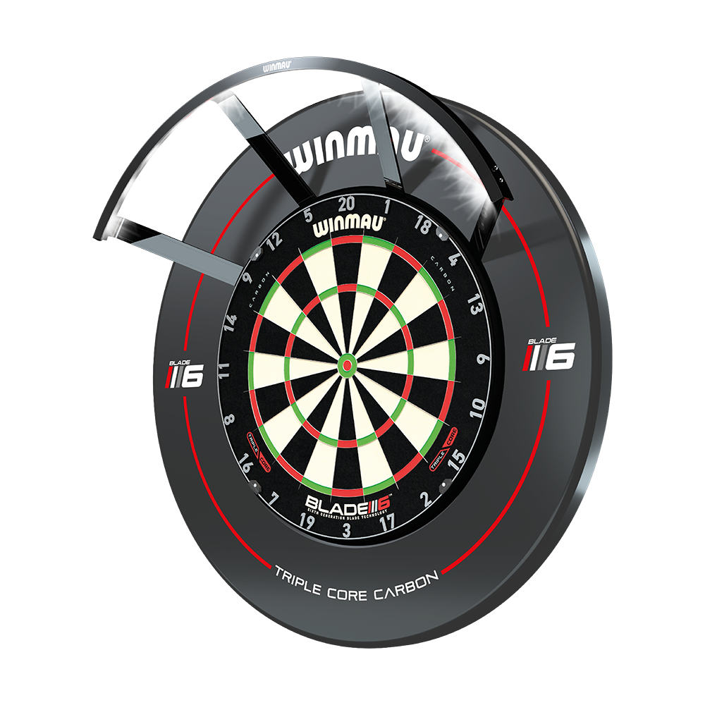 8412_Winmau_Polaris_120_LED_Dartboard_Light_1 Das Bild zeigt das Produkt "Winmau Polaris 120° LED Dartboard Light" an einem Dartboard montiert. Die LED-Beleuchtung sorgt für eine klare und gleichmäßige Ausleuchtung des Dartboards.
