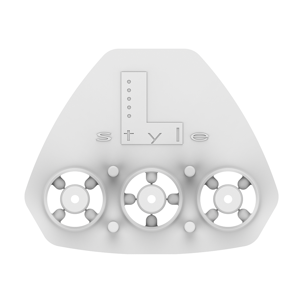 L-Style-GOMU-Shaft-Tightener-2 Das Bild zeigt das Produkt „GOMU L-Shaft Tightener“. Es ist ein kleines Werkzeug aus Kunststoff mit drei runden Aussparungen und der Aufschrift „L style“ auf der Oberseite.