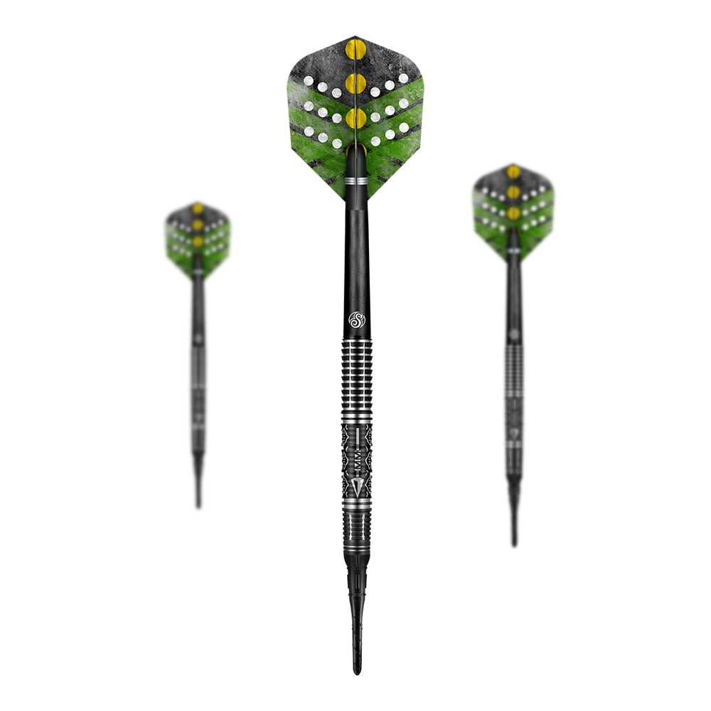 Shot Devon Petersen The Courage soft darts Das Bild zeigt drei Softdarts des Produkts 'Shot Devon Petersen The Courage'. Die Darts haben schwarze Spitzen, silberne Griffbereiche und grün-schwarze Flights mit gelben und weißen Punkten.