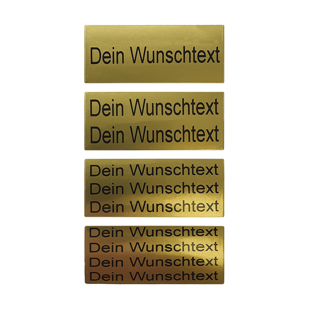 P-Schild_McDart_Pokalschild_mit_Wunschtext_3 Das Bild zeigt vier goldene Pokalschilder mit dem Text "Dein Wunschtext". Jedes Schild hat eine unterschiedliche Anzahl von Textzeilen.