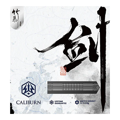 Caliburn Sword S2 steel darts Das Bild zeigt die Caliburn Sword S2 Steeldarts Verpackung mit asiatischer Kalligraphie im Hintergrund. Unten sind das Produktlogo, eine Produktabbildung und Hinweise zur Garantie und dem Gewicht zu sehen.