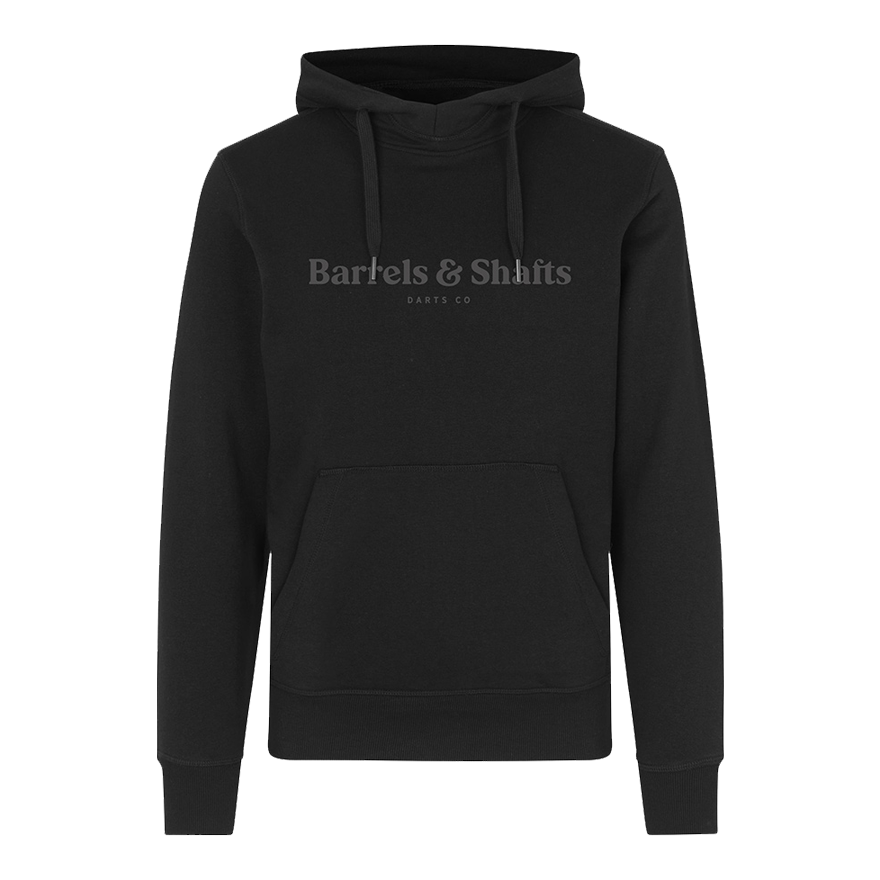 Barrels and Shafts Hoodie - Black Der abgebildete Hoodie ist schwarz und trägt vorne den Aufdruck "Barrels & Shafts Darts Co". Er hat eine Kapuze mit Kordelzug und eine große Kängurutasche.