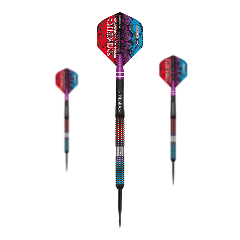 Red Dragon Peter Wright Snakebite Spirit Steel Darts Das Bild zeigt drei bunte Steeldarts mit auffälligem Schlangenmuster auf den Flights. Die Darts haben metallische Spitzen und sind mit den Farben Rot, Blau und Lila gestaltet.
