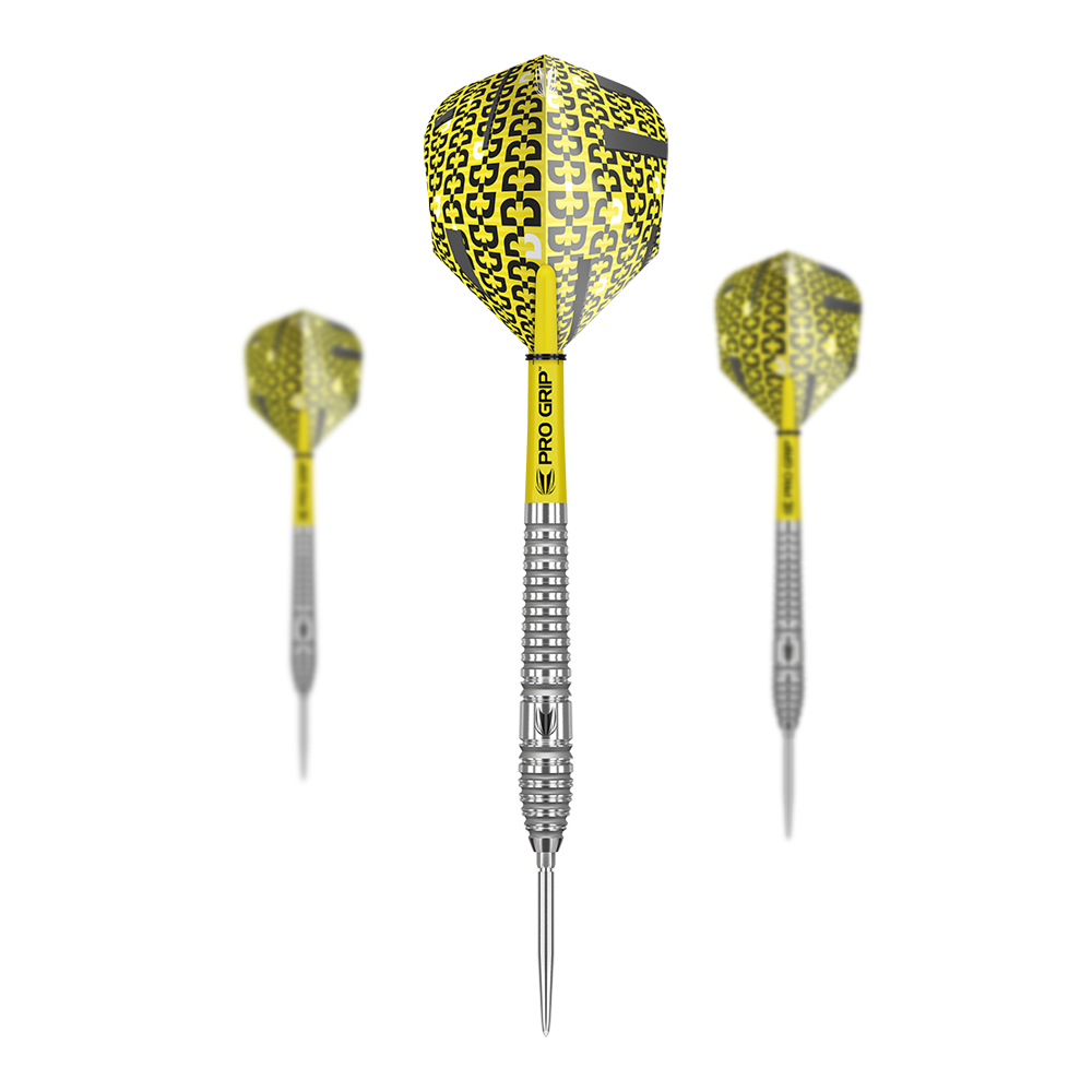Target Bolide 03 Swiss Point steel darts Das Bild zeigt drei Target Bolide 03 Swiss Point Steeldarts mit gelb-schwarzen Flights und silbernen Barrels. Die Darts haben einen "Pro Grip"-Schaft und eine metallene Spitze.