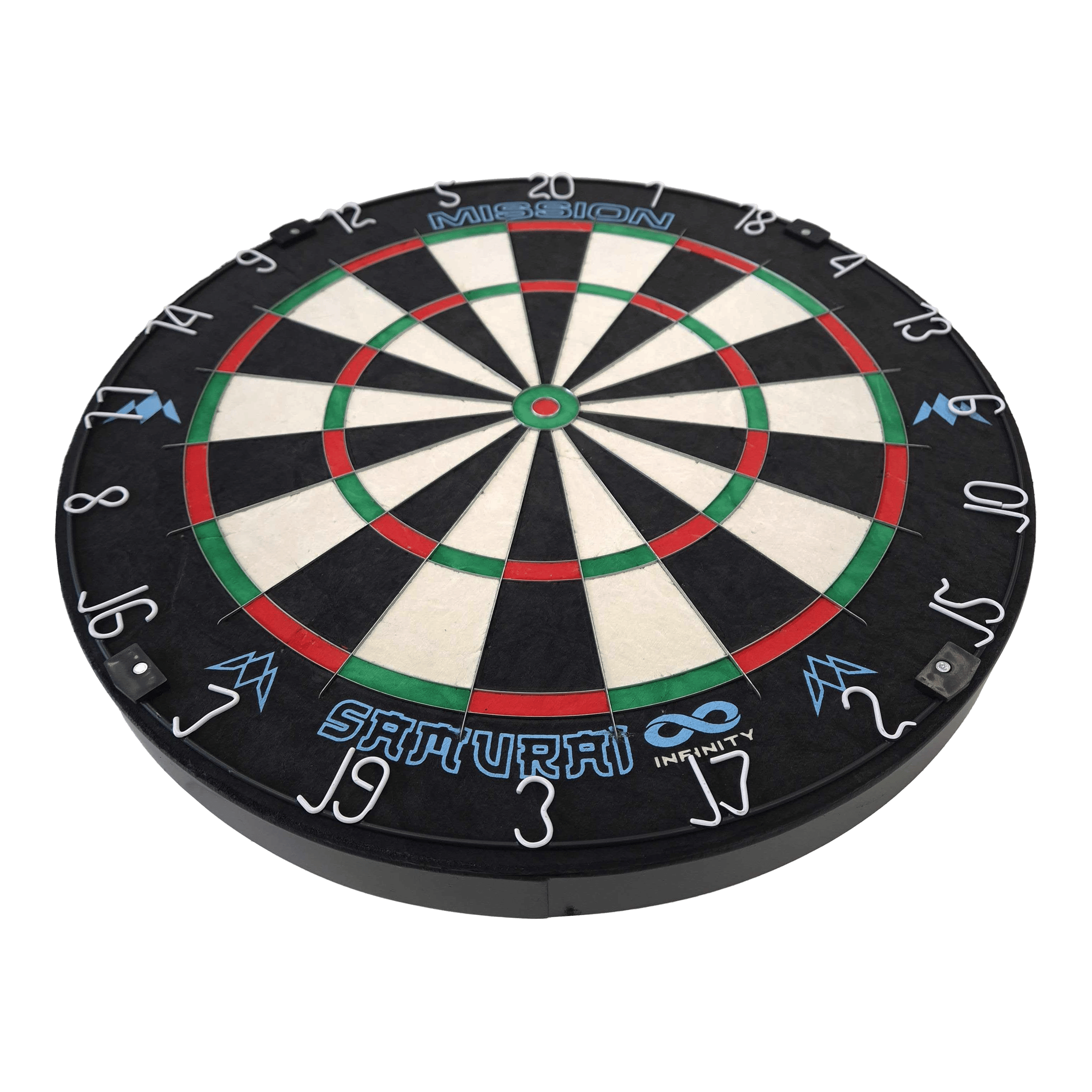 Mission Samurai Infinity steel dartboard Das Bild zeigt eine Steeldart-Scheibe mit dem Namen "Mission Samurai Infinity". Die Scheibe hat weiße, schwarze, grüne und rote Felder sowie aufgedruckte Zahlen und Logos.