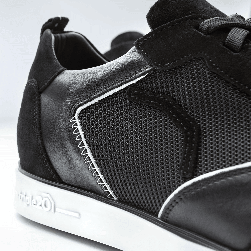 20201003-00_Triple20_Dartschuhe_Textil_Leder_Schwarz_Weiss_5 Der Schuh „Triple20 Dartschuhe Textil Leder - Schwarz Weiß“ ist aus schwarzem Textil und Leder gefertigt. Weiße Nähte und eine weiße Sohle setzen dezente Akzente am Design.