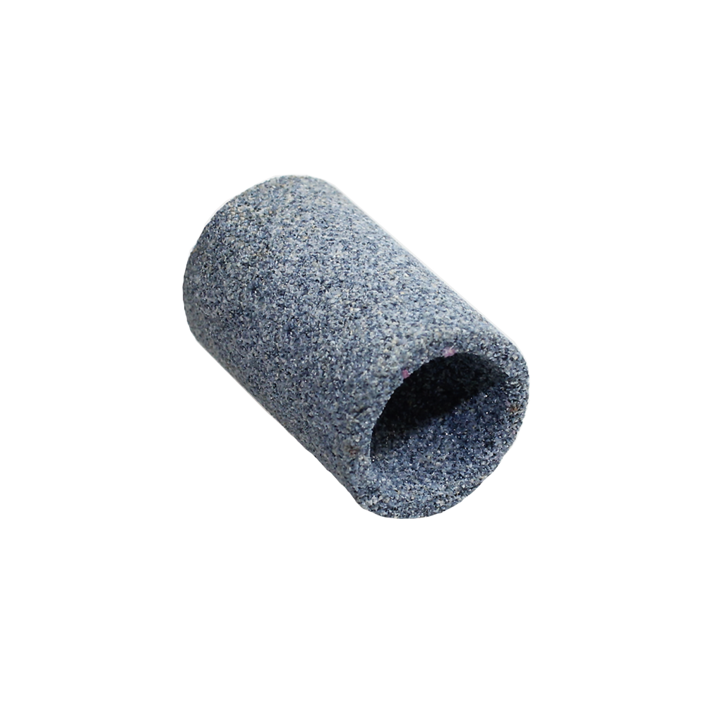 622_Schleifstein_1 Auf dem Bild ist ein Schleifstein in zylindrischer Form zu sehen. Er besteht aus einem rauen, körnigen Material und hat eine offene Seite.