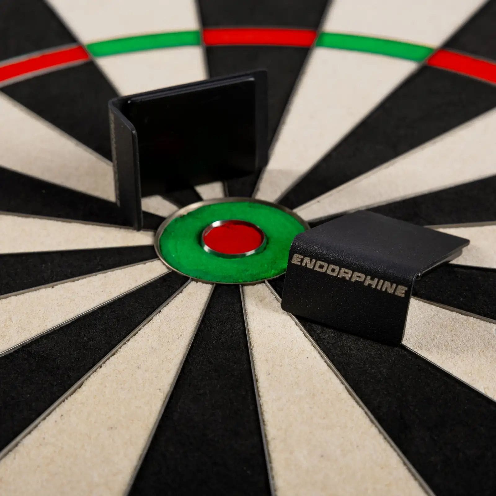 Precise 180 Endorphine Steel Dartboard with Numbered Ring - Infinity Blue Das Bild zeigt das Precise 180 Endorphine Steeldartboard mit Nummernring in Weiß. Es handelt sich um eine hochwertige Dartscheibe für den Präzisionssport.
