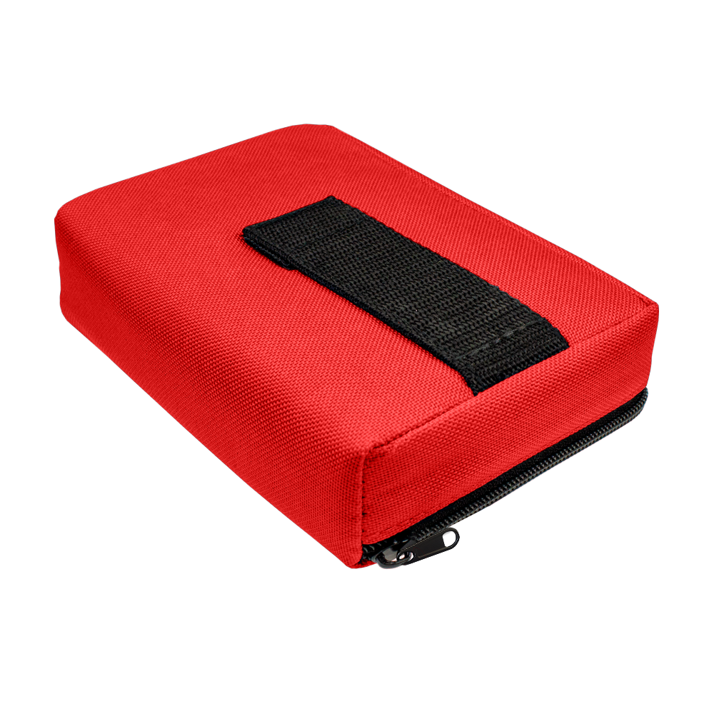 712TP_The_Pak_Dartcase_Rot_3 Das Bild zeigt das Produkt "The Pak Dartcase", ein kompaktes, rechteckiges Etui in Rot mit einem schwarzen Griff. Es hat einen Reißverschluss an der Seite und besteht aus robustem Material.