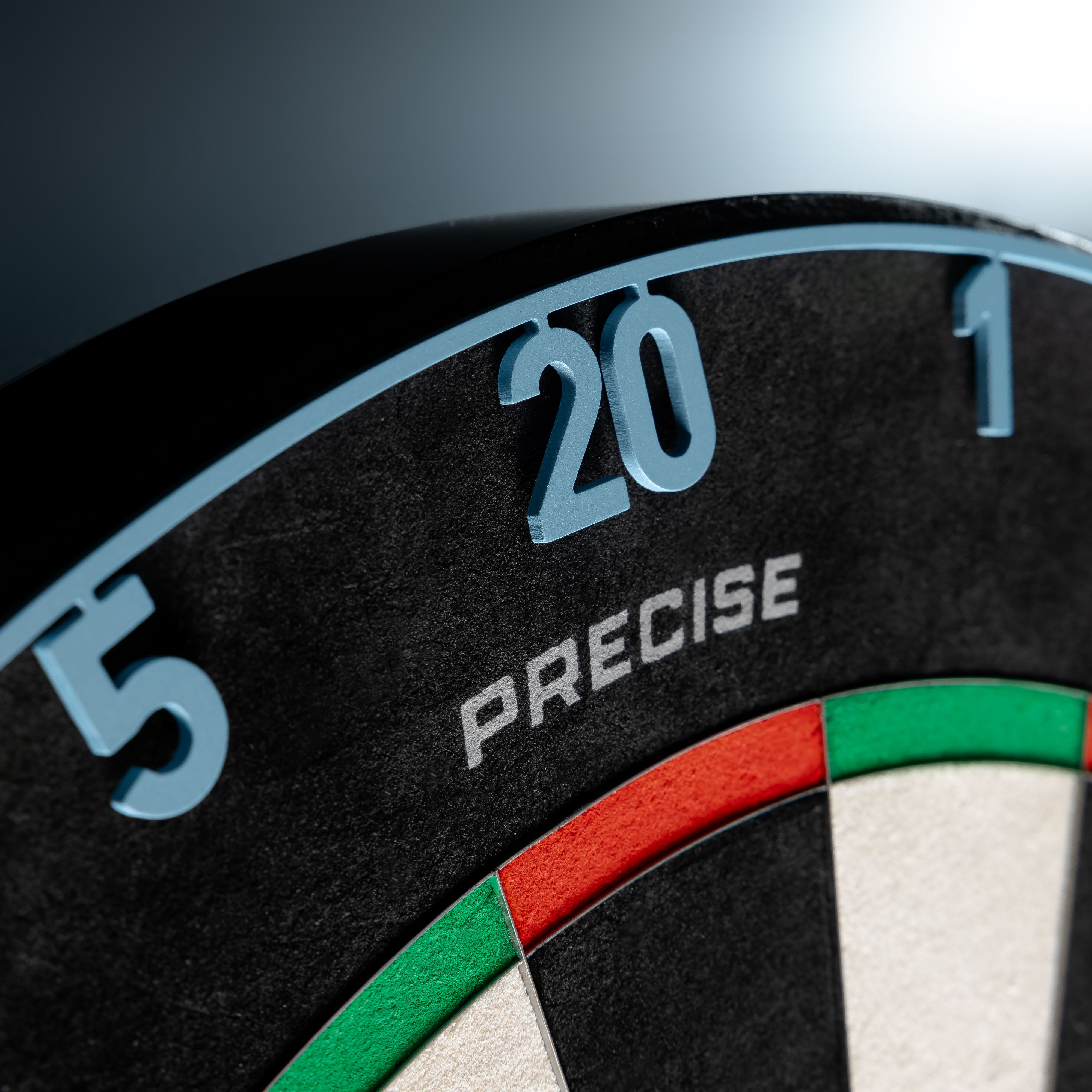 Precise 180 Endorphine Steel Dartboard with Numbered Ring - Infinity Blue Auf dem Bild sieht man das Precise 180 Endorphine Steeldartboard mit Nummernring in Infinity Blue. Diese Dartscheibe ist für ein präzises Spiel konzipiert.