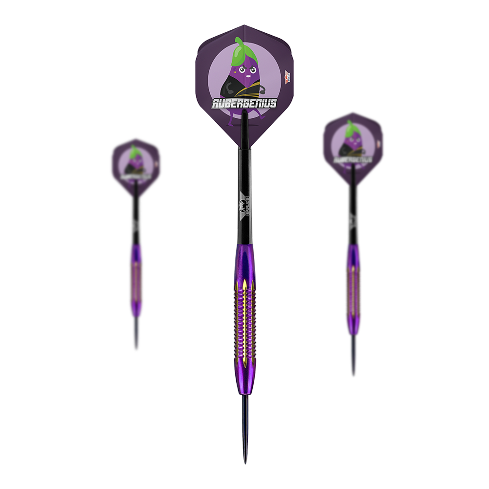 BullsNL Dirk Van Duijvenbode Shell Coated Brass Steeldarts - 21g Das Bild zeigt drei Steeldarts des Modells "BullsNL Dirk Van Duijvenbode Shell Coated Brass Steeldarts - 21g". Die Darts sind lila-gelb und haben Flights mit einem Cartoon-Auberginenmotiv und dem Schriftzug "AUBERGENIUS".