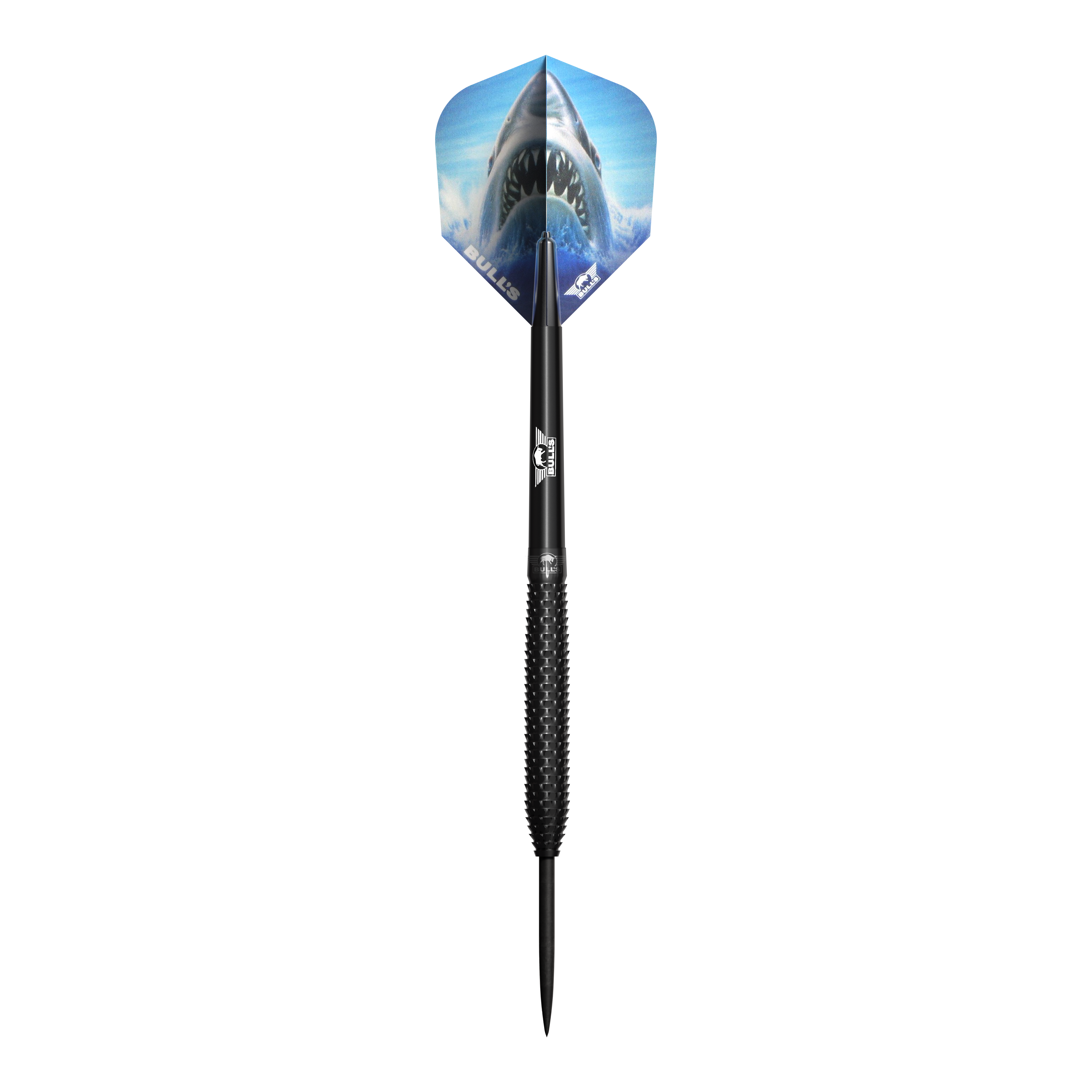 Bulls NL Shark Pro Black Steel Darts Das Bild zeigt einen schwarzen Steeldart mit rauer Griffoberfläche und einer spitzen Metallspitze. Auf dem Flight ist ein großes Hai-Motiv vor blauem Hintergrund zu sehen.