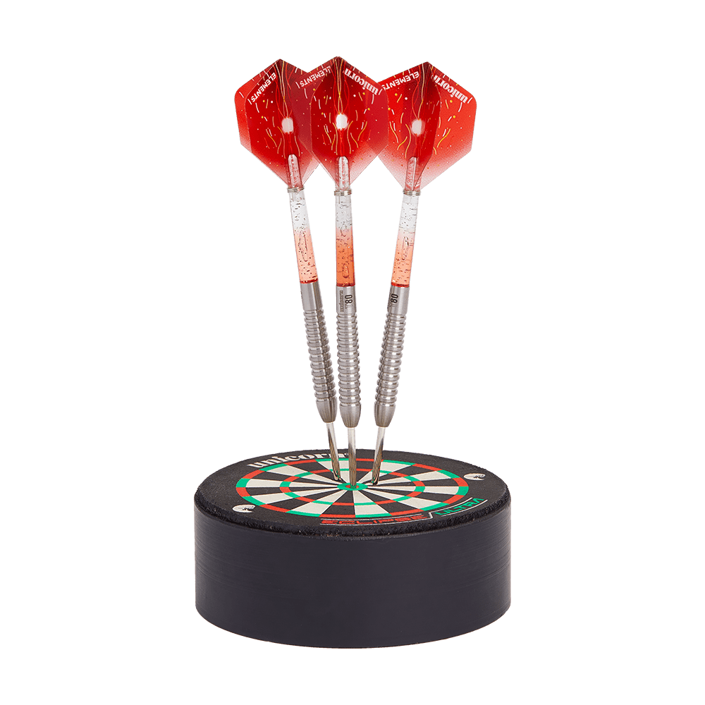 79465_Unicorn_Dart_Station_Dartst-nder_1 Das Bild zeigt den Unicorn Dart Station Dartständer mit drei roten Darts. Die Darts stecken aufrecht in einer runden Basis, die wie eine kleine Dartscheibe gestaltet ist.