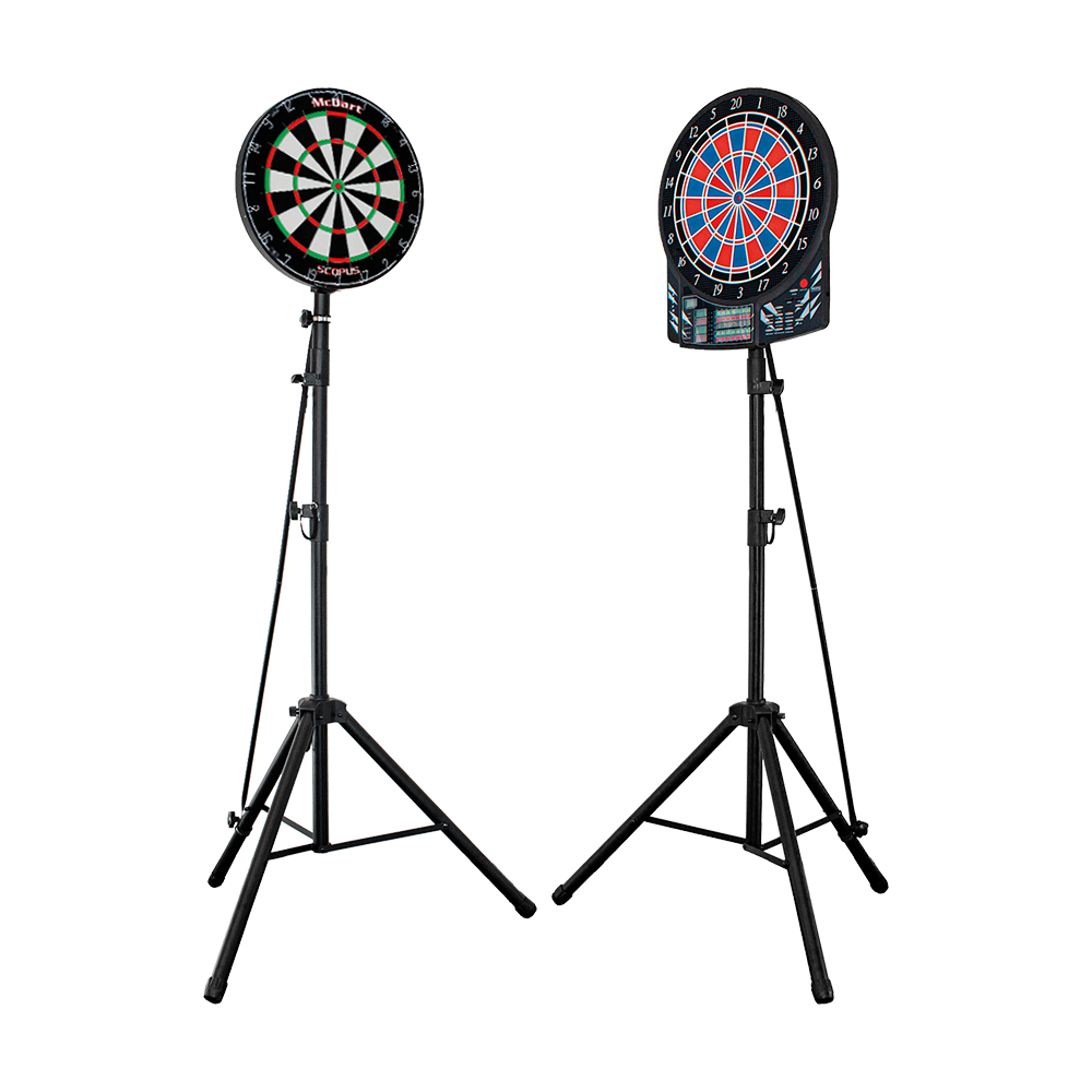 1702_McDart_Hybrid_2_Pro_Dartboardst-nder_1 Auf dem Bild sind zwei McDart Hybrid Pro Tripod Dartboardständer zu sehen. Jeder Ständer hält eine Dartscheibe und steht auf einem stabilen Dreibein-Stativ.