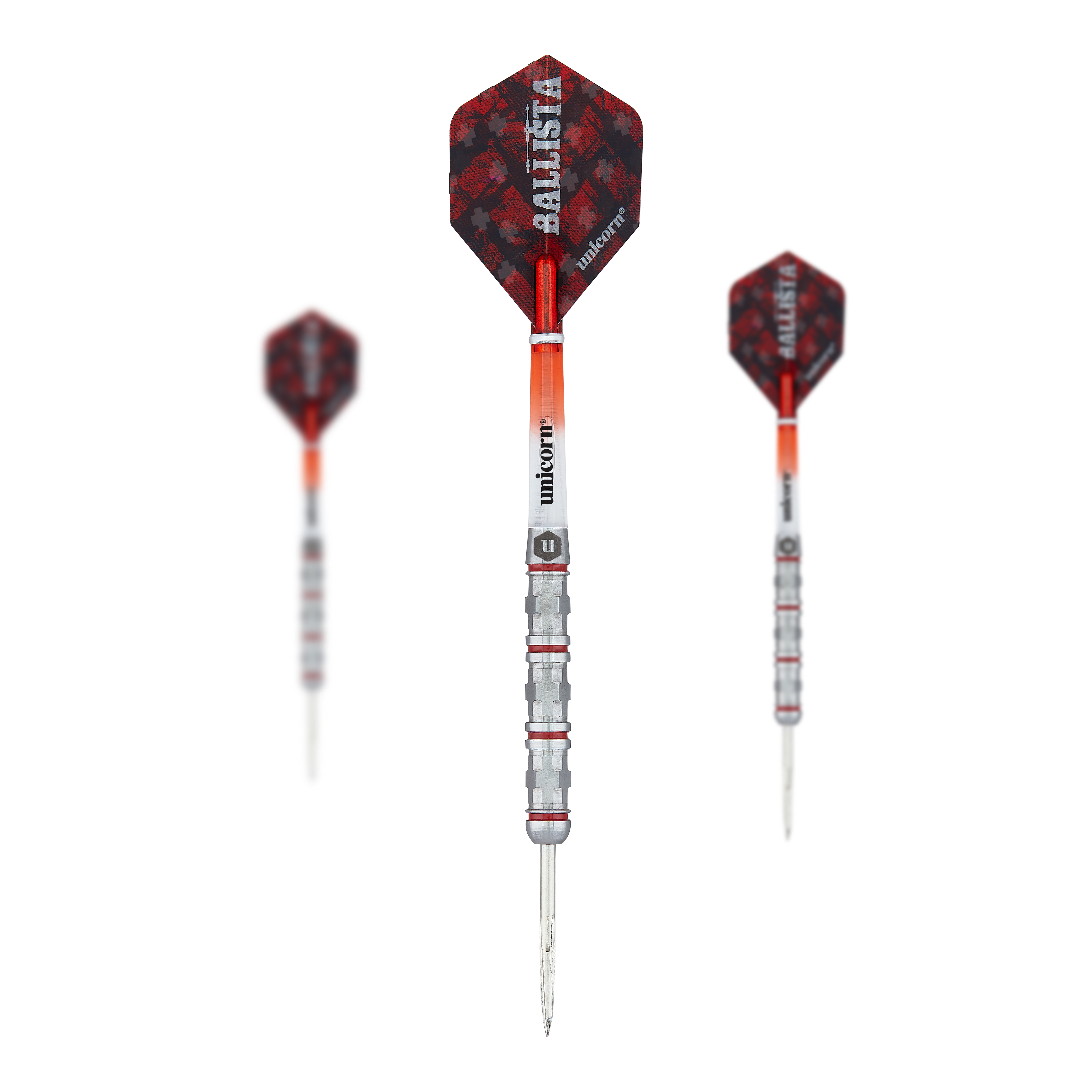 Unicorn Ballista Style 4 steel darts Das Bild zeigt drei Steeldarts des Produkts "Unicorn Ballista Style 4". Die Darts haben silberne Spitzen, rote Flights und einen silber-roten Schaft mit dem Schriftzug "Unicorn".