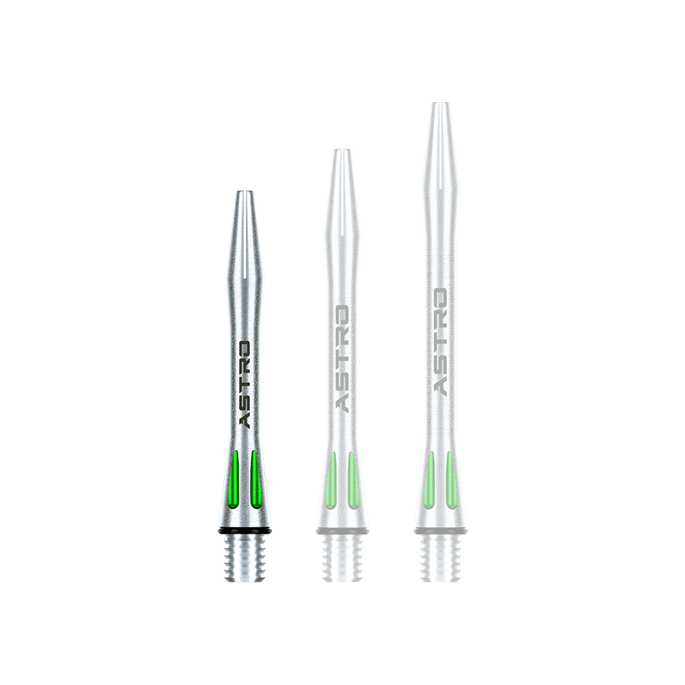 7012-104_Winmau_Astro_Aluminium_Shafts_Gr-n_35mm_1MQGayhgdiZv6z Das Bild zeigt drei silberne Aluminium-Dartschäfte mit grünen Akzenten. Auf jedem Schaft steht das Wort "ASTRO" geschrieben.