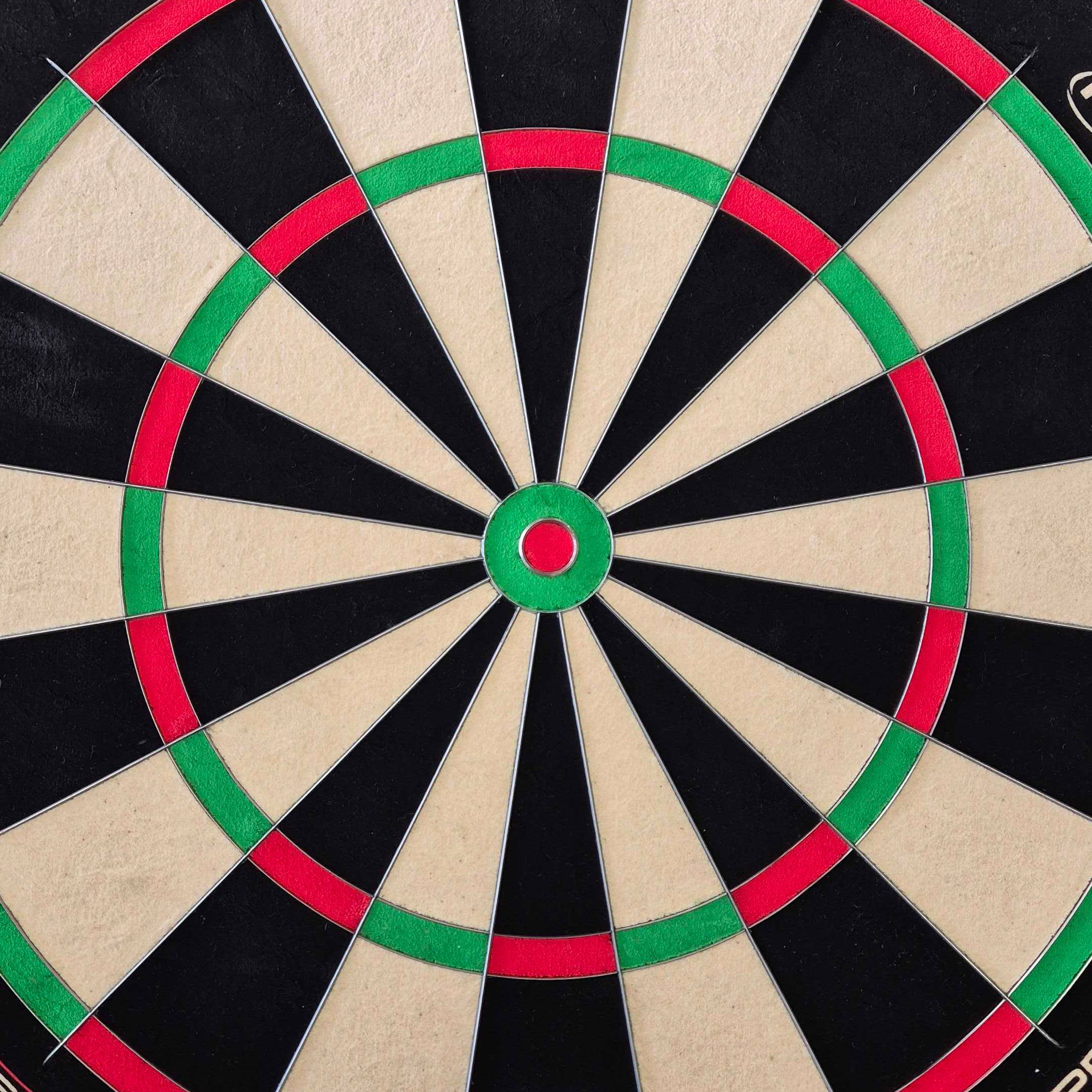 Winmau Blade X ProCore steel dartboard Hier ist das Winmau Blade X ProCore Steeldartboard abgebildet. Die Dartscheibe eignet sich besonders für Profi-Dartspiele.