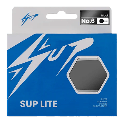 Caliburn SUP Lite No6 flight shaft system Die Abbildung zeigt die Verpackung des Produkts "Caliburn SUP Lite No6 Flight-Shaft-System". Die Verpackung ist überwiegend blau und weiß und enthält ein Sichtfenster, durch das das Produkt teilweise zu sehen ist.